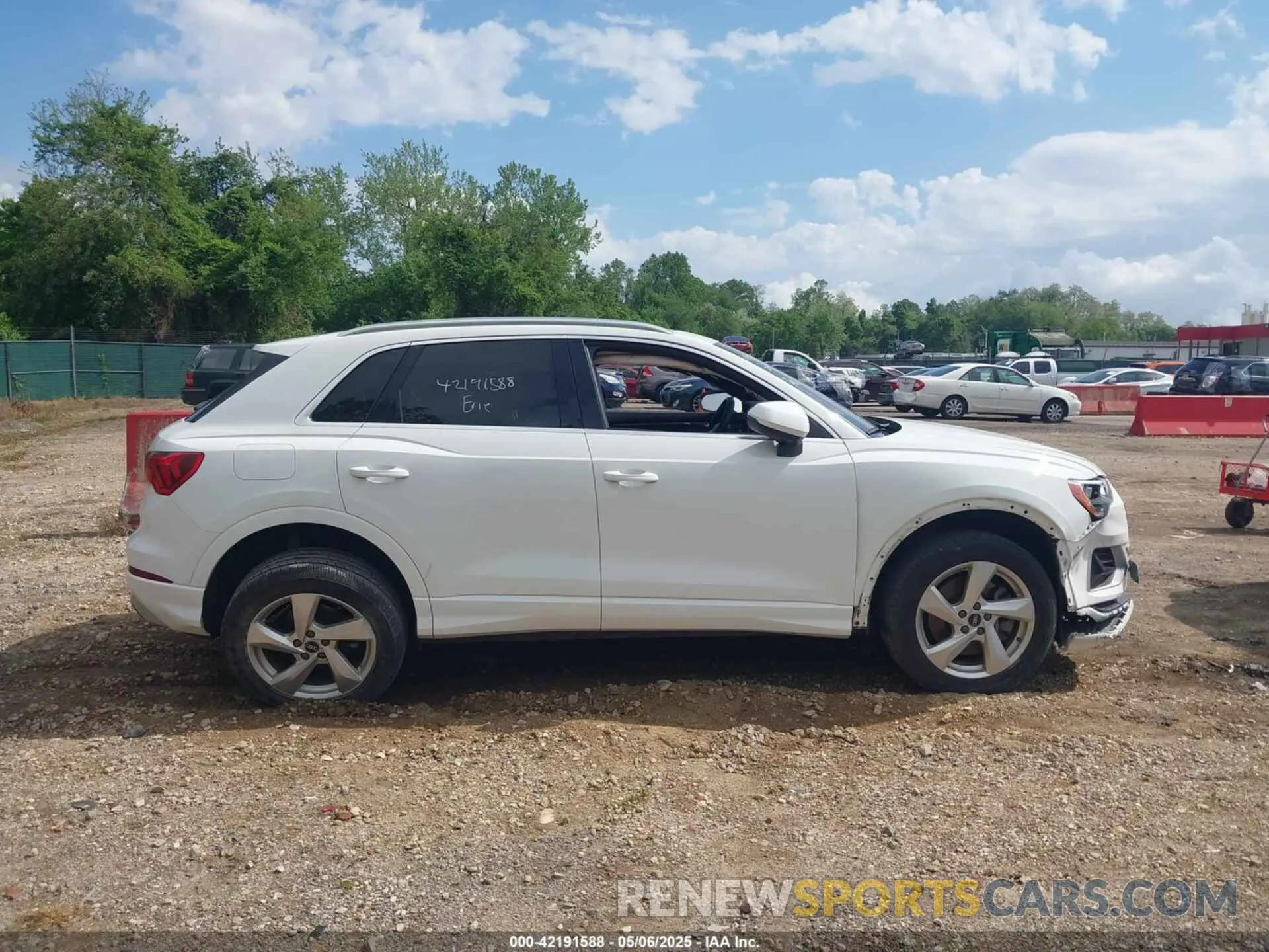 14 Photograph of a damaged car WA1AUCF30M1060284 AUDI Q3 2021