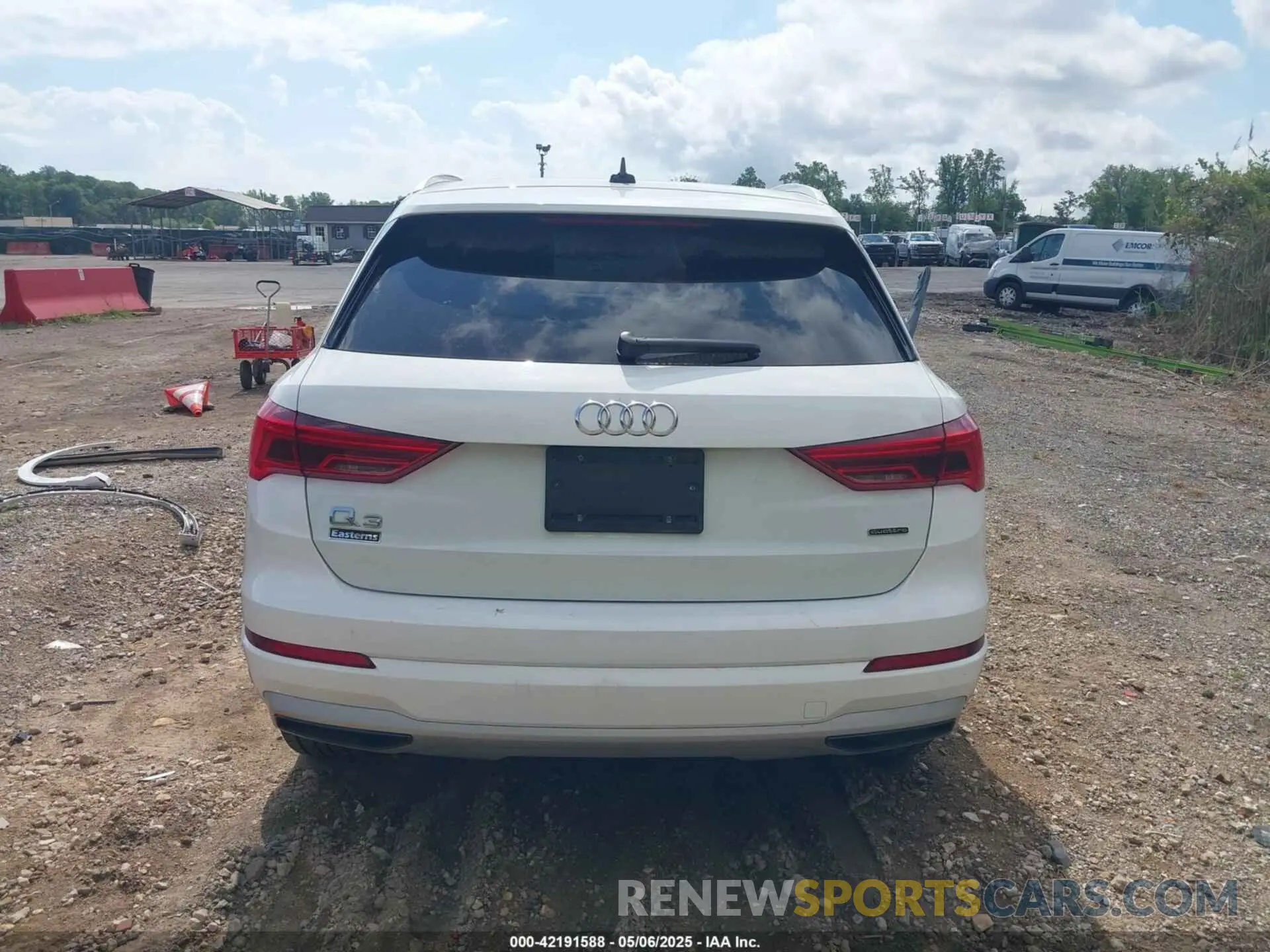 17 Photograph of a damaged car WA1AUCF30M1060284 AUDI Q3 2021