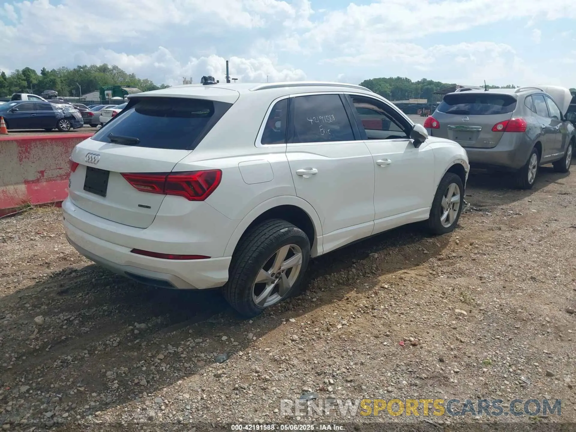 4 Photograph of a damaged car WA1AUCF30M1060284 AUDI Q3 2021