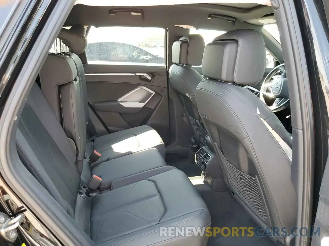 11 Photograph of a damaged car WA1AUCF32M1086031 AUDI Q3 2021