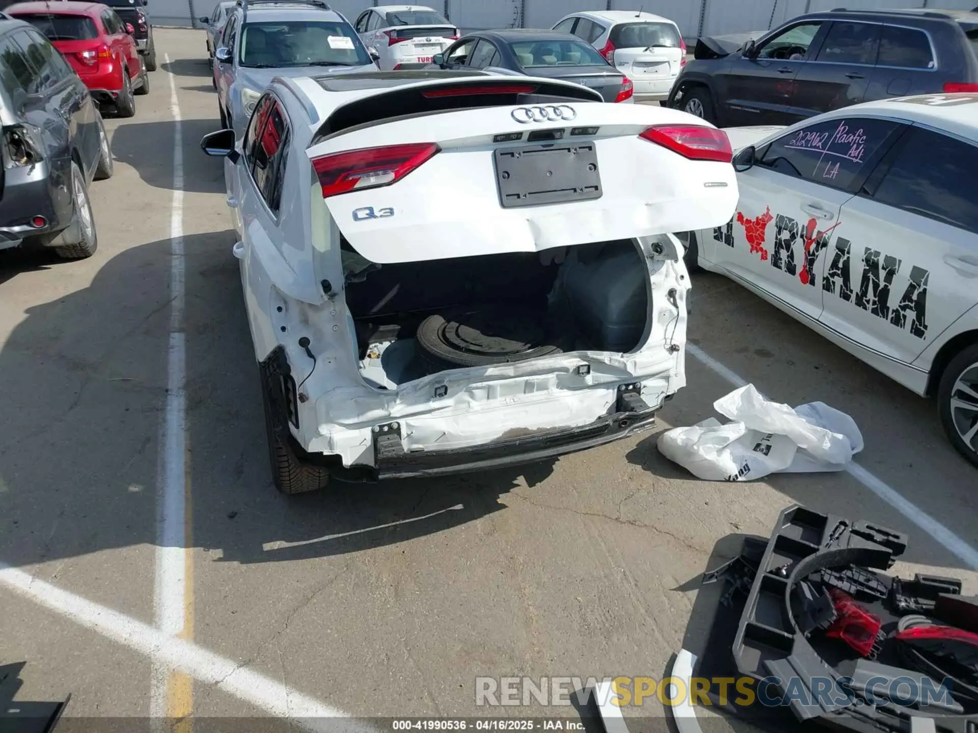 17 Photograph of a damaged car WA1AUCF33M1090847 AUDI Q3 2021