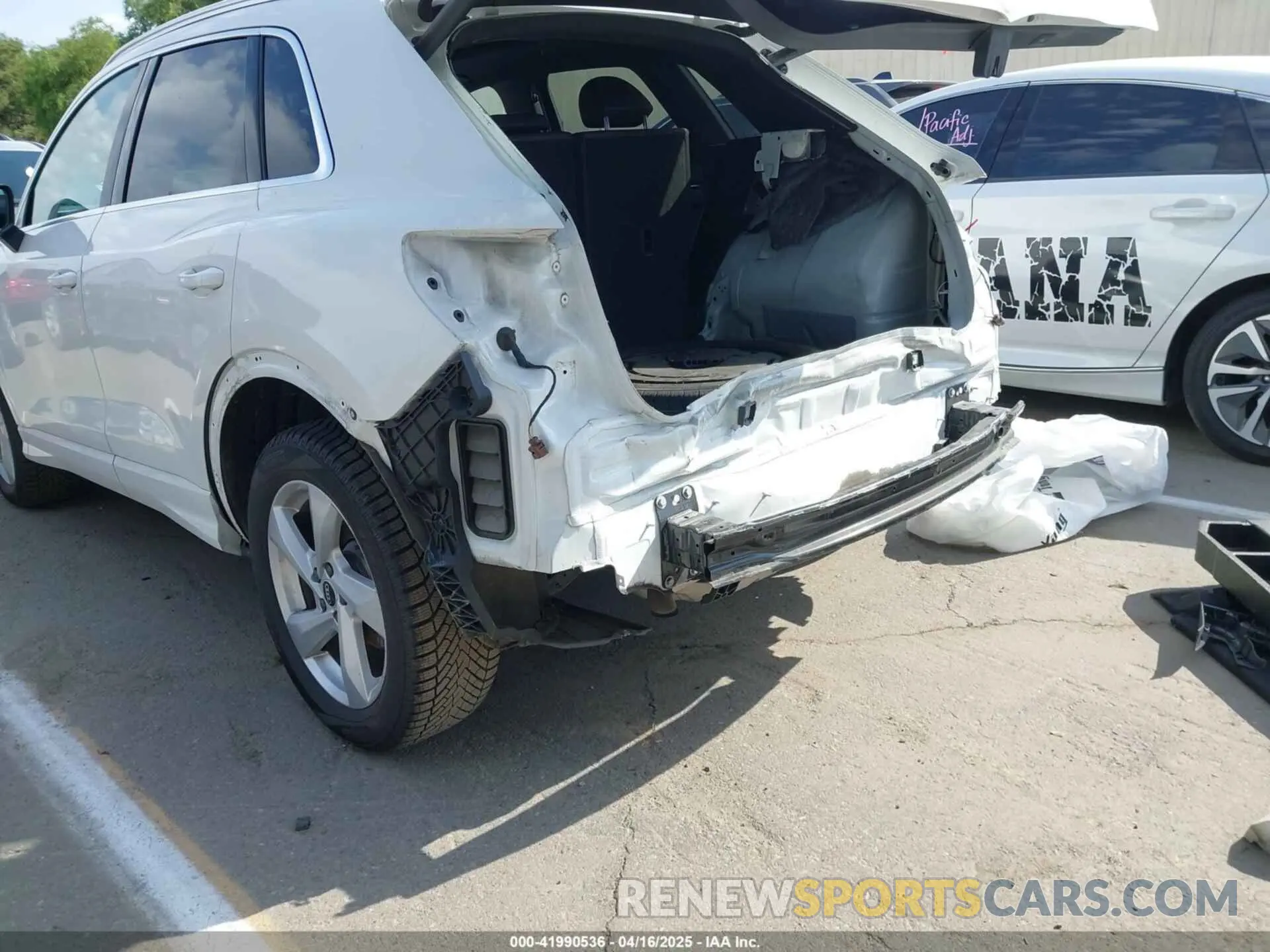 21 Photograph of a damaged car WA1AUCF33M1090847 AUDI Q3 2021