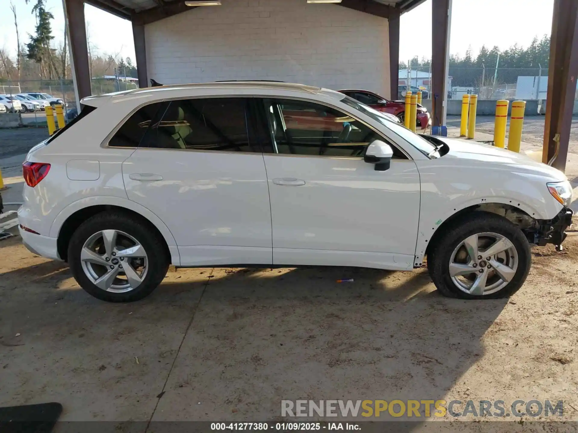 14 Photograph of a damaged car WA1AUCF37M1087692 AUDI Q3 2021