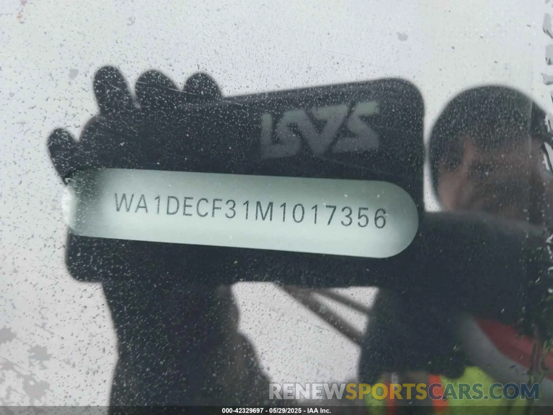 17 Photograph of a damaged car WA1DECF31M1017356 AUDI Q3 2021
