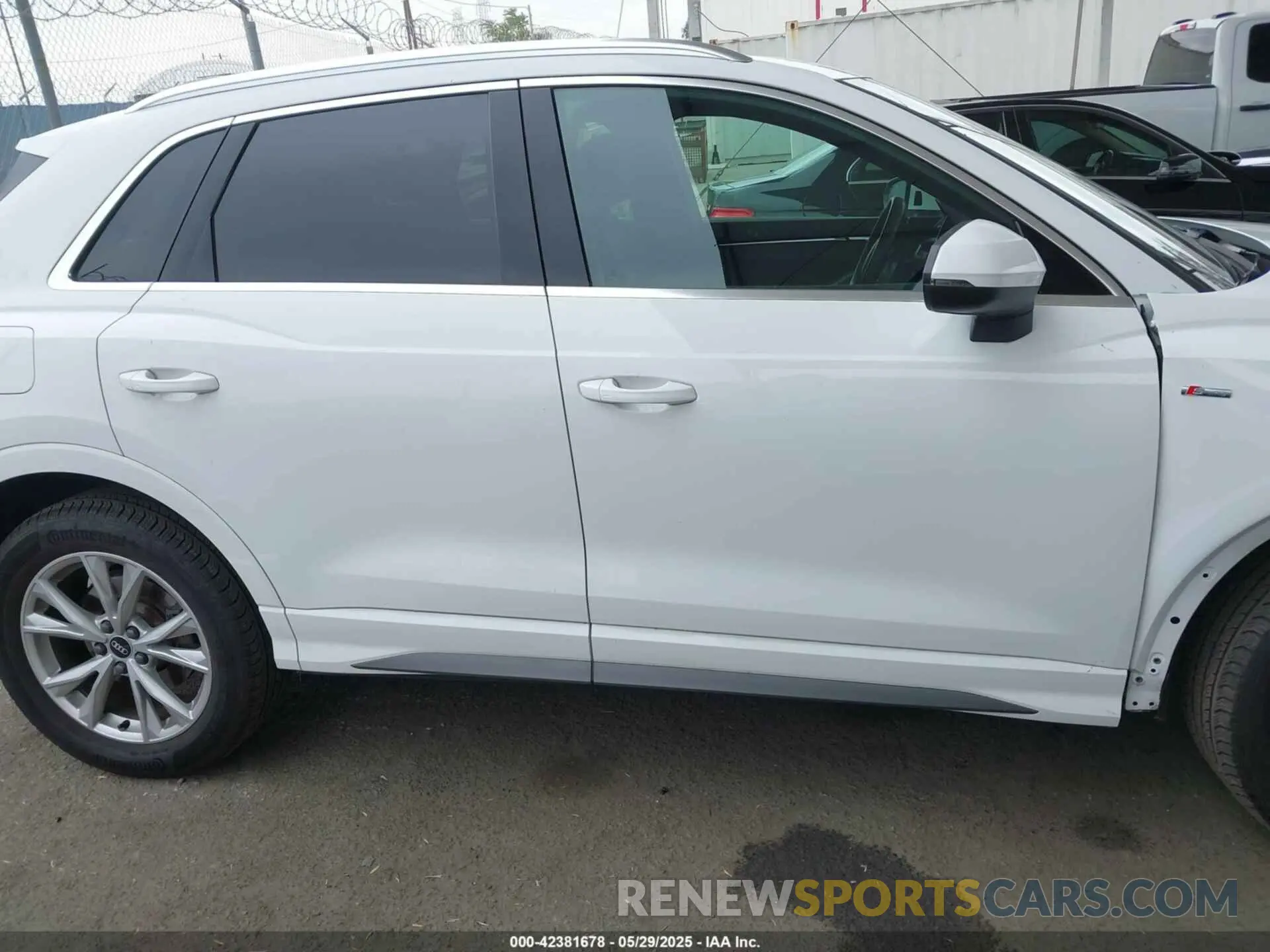 14 Photograph of a damaged car WA1DECF31M1074155 AUDI Q3 2021