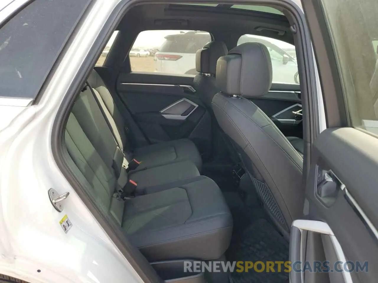 10 Photograph of a damaged car WA1DECF32M1040693 AUDI Q3 2021