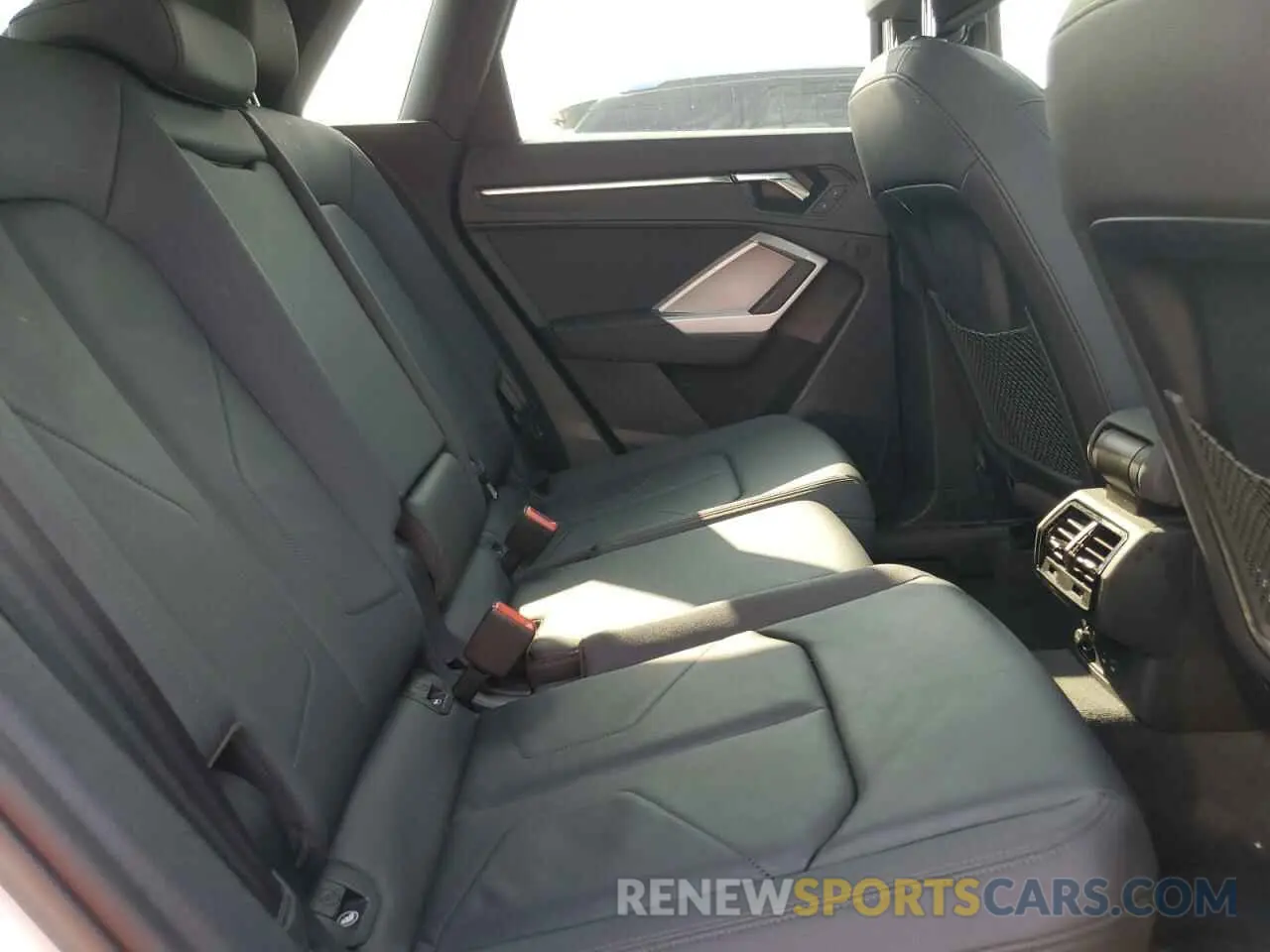 10 Photograph of a damaged car WA1DECF32M1045084 AUDI Q3 2021