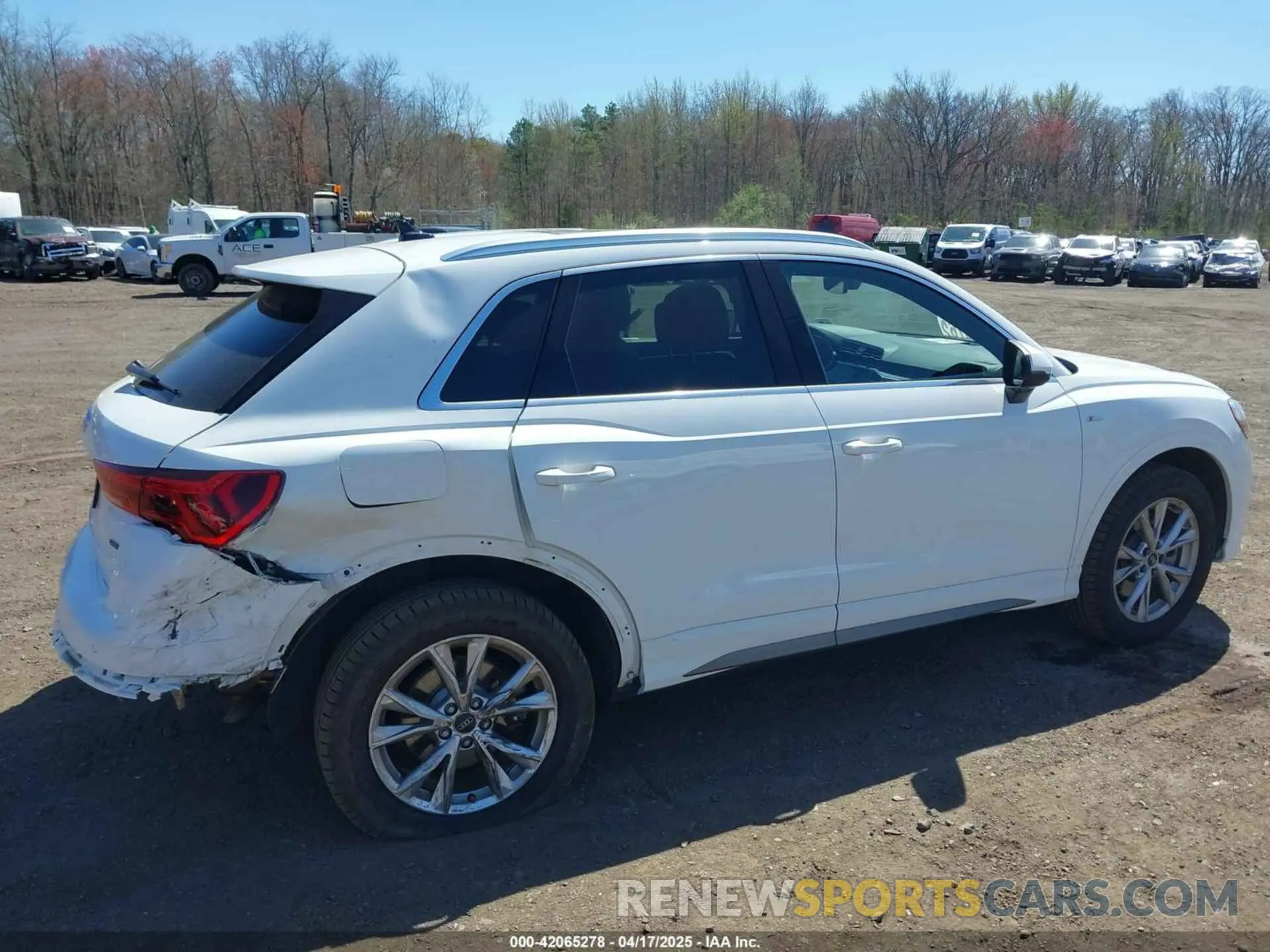 17 Photograph of a damaged car WA1DECF32M1054786 AUDI Q3 2021