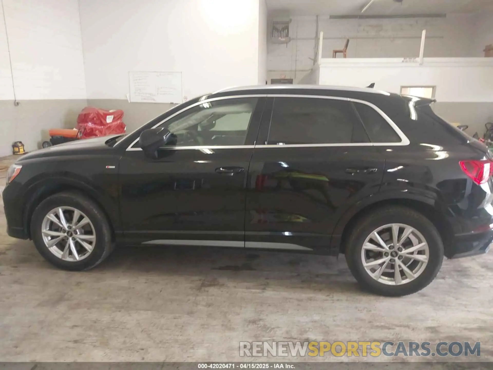 14 Photograph of a damaged car WA1DECF36M1031852 AUDI Q3 2021