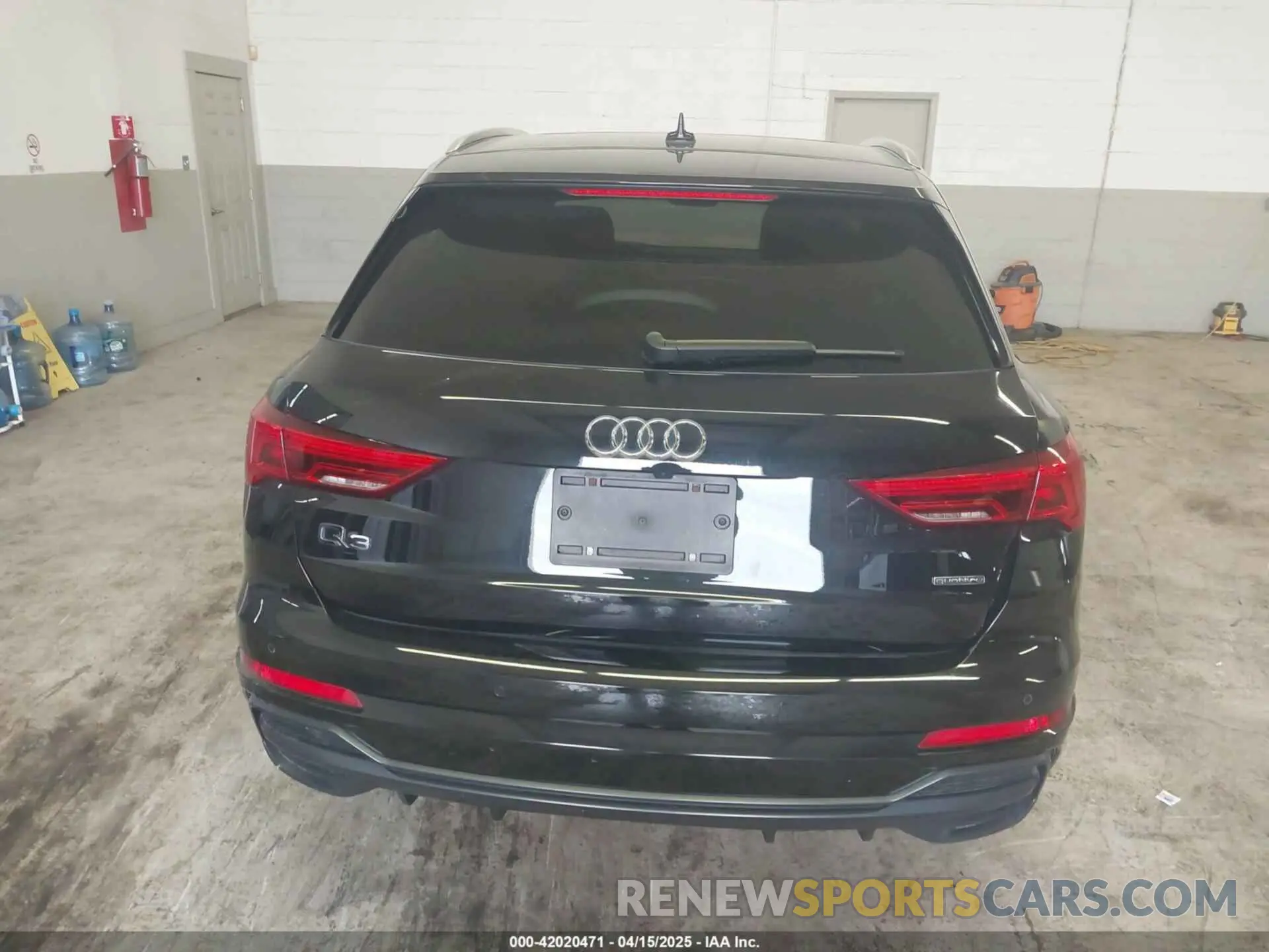 16 Photograph of a damaged car WA1DECF36M1031852 AUDI Q3 2021
