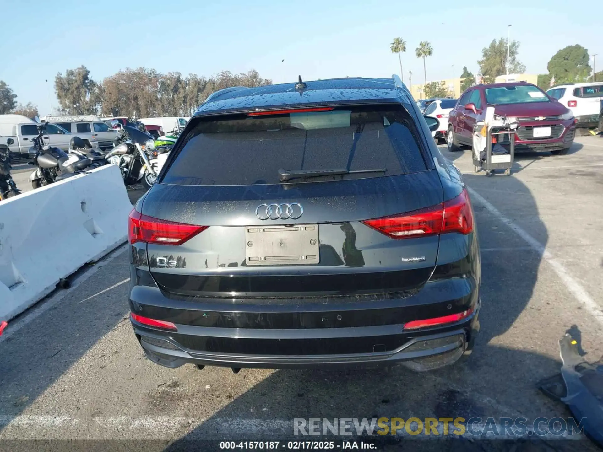 17 Photograph of a damaged car WA1DECF3XM1008140 AUDI Q3 2021