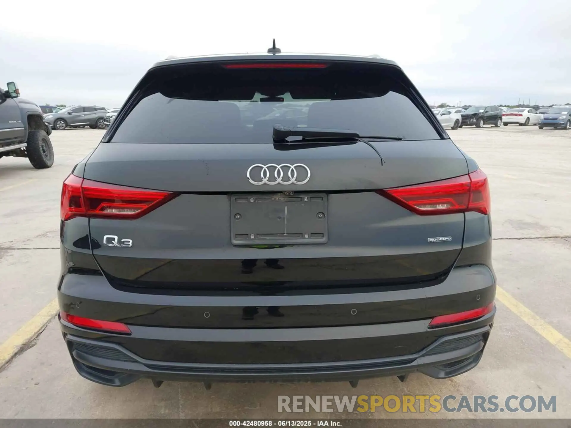 16 Photograph of a damaged car WA1EECF30M1109417 AUDI Q3 2021