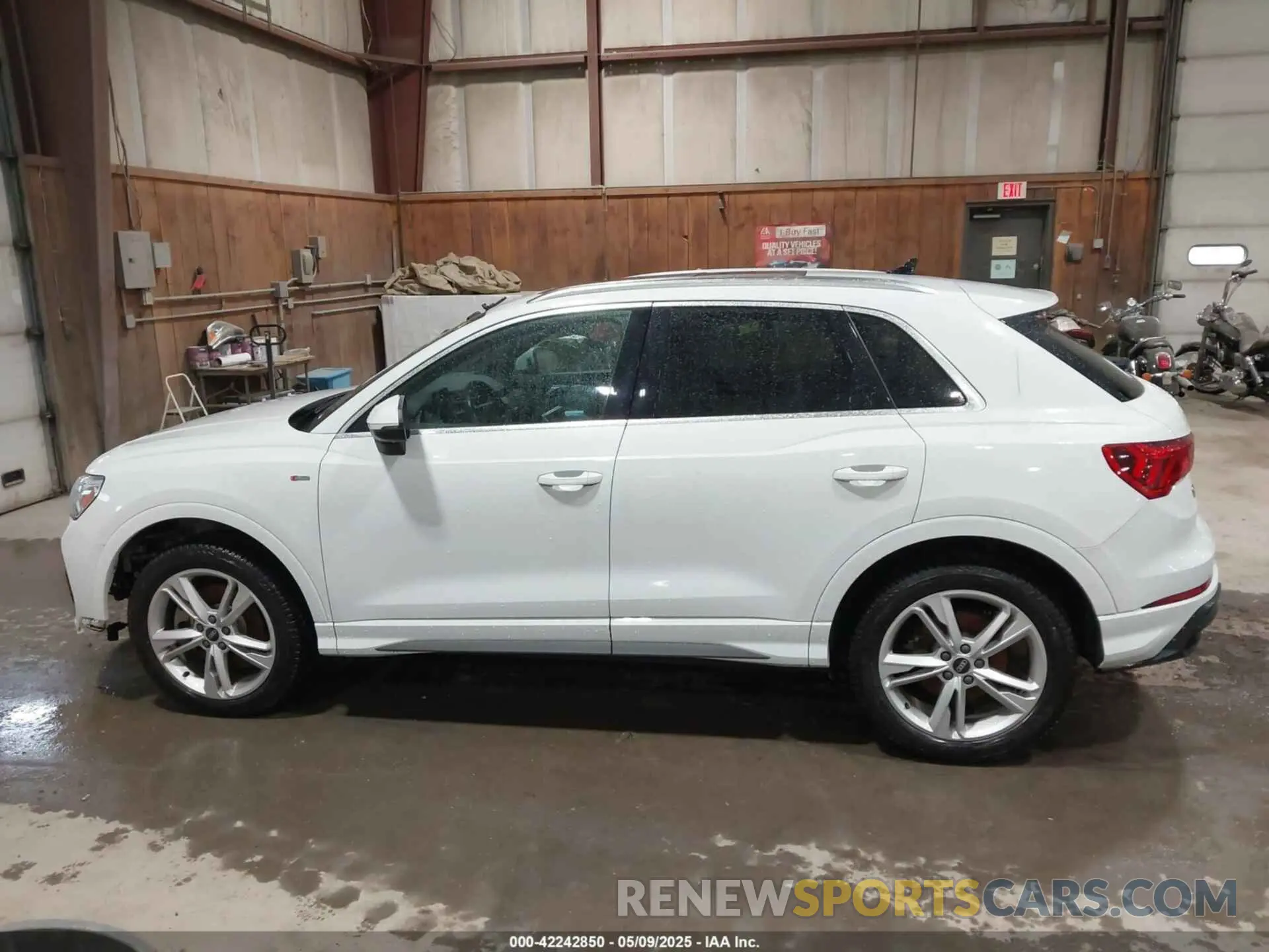 14 Photograph of a damaged car WA1EECF31M1060356 AUDI Q3 2021