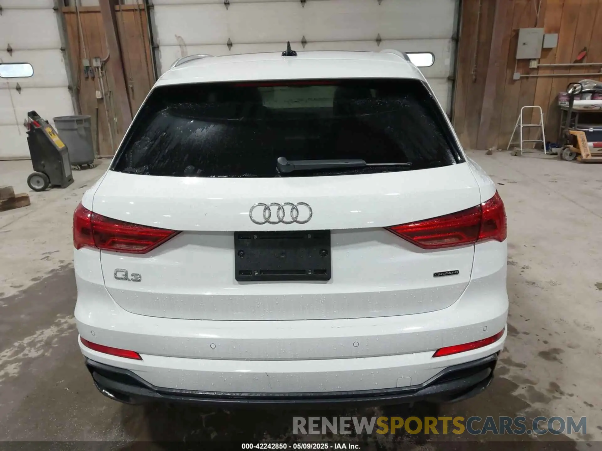 16 Photograph of a damaged car WA1EECF31M1060356 AUDI Q3 2021