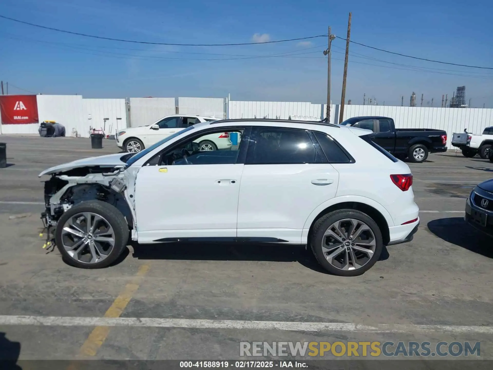 14 Photograph of a damaged car WA1EECF31M1063905 AUDI Q3 2021