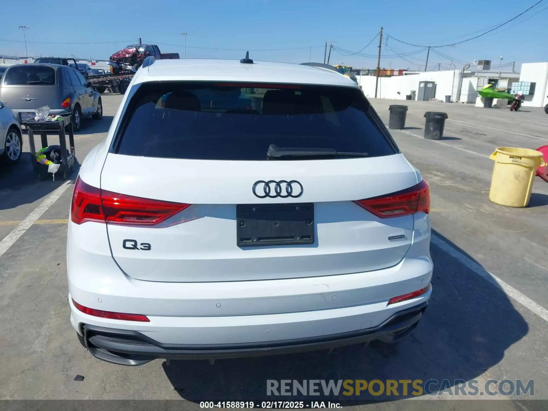 16 Photograph of a damaged car WA1EECF31M1063905 AUDI Q3 2021