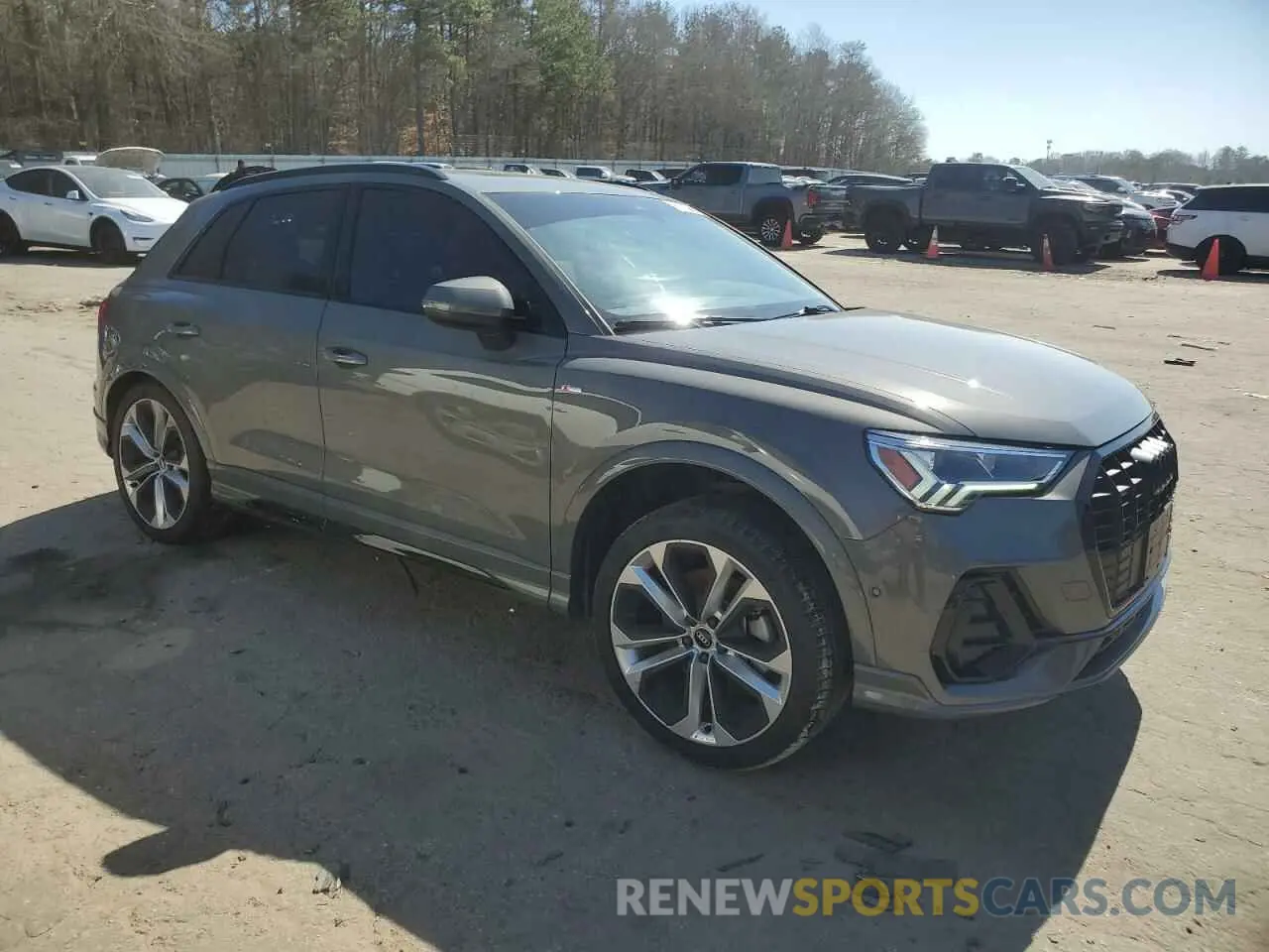 4 Photograph of a damaged car WA1EECF32M1028239 AUDI Q3 2021