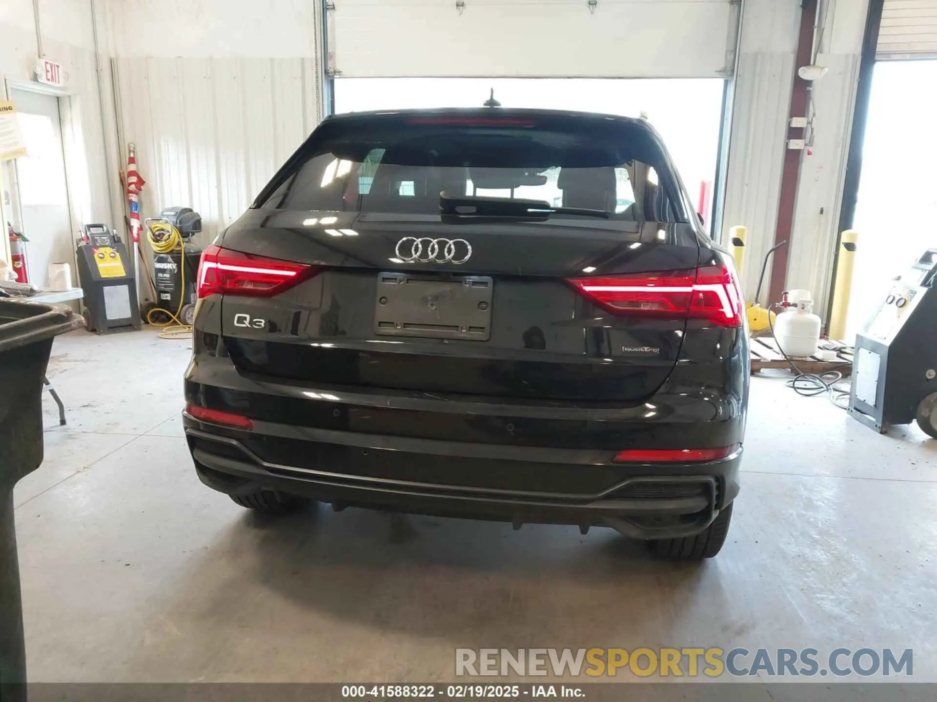 17 Photograph of a damaged car WA1EECF32M1054629 AUDI Q3 2021