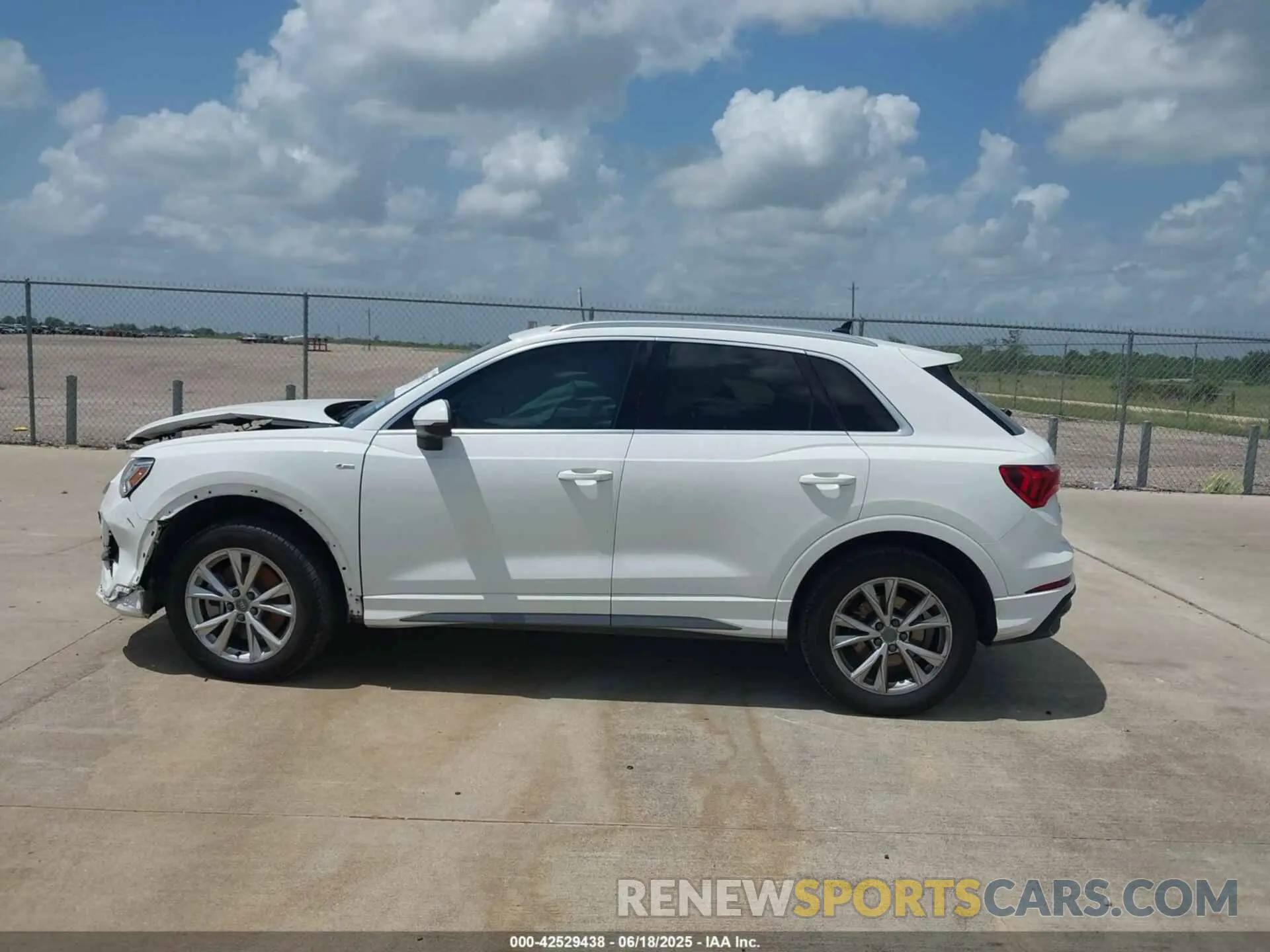14 Photograph of a damaged car WA1EECF36M1007989 AUDI Q3 2021