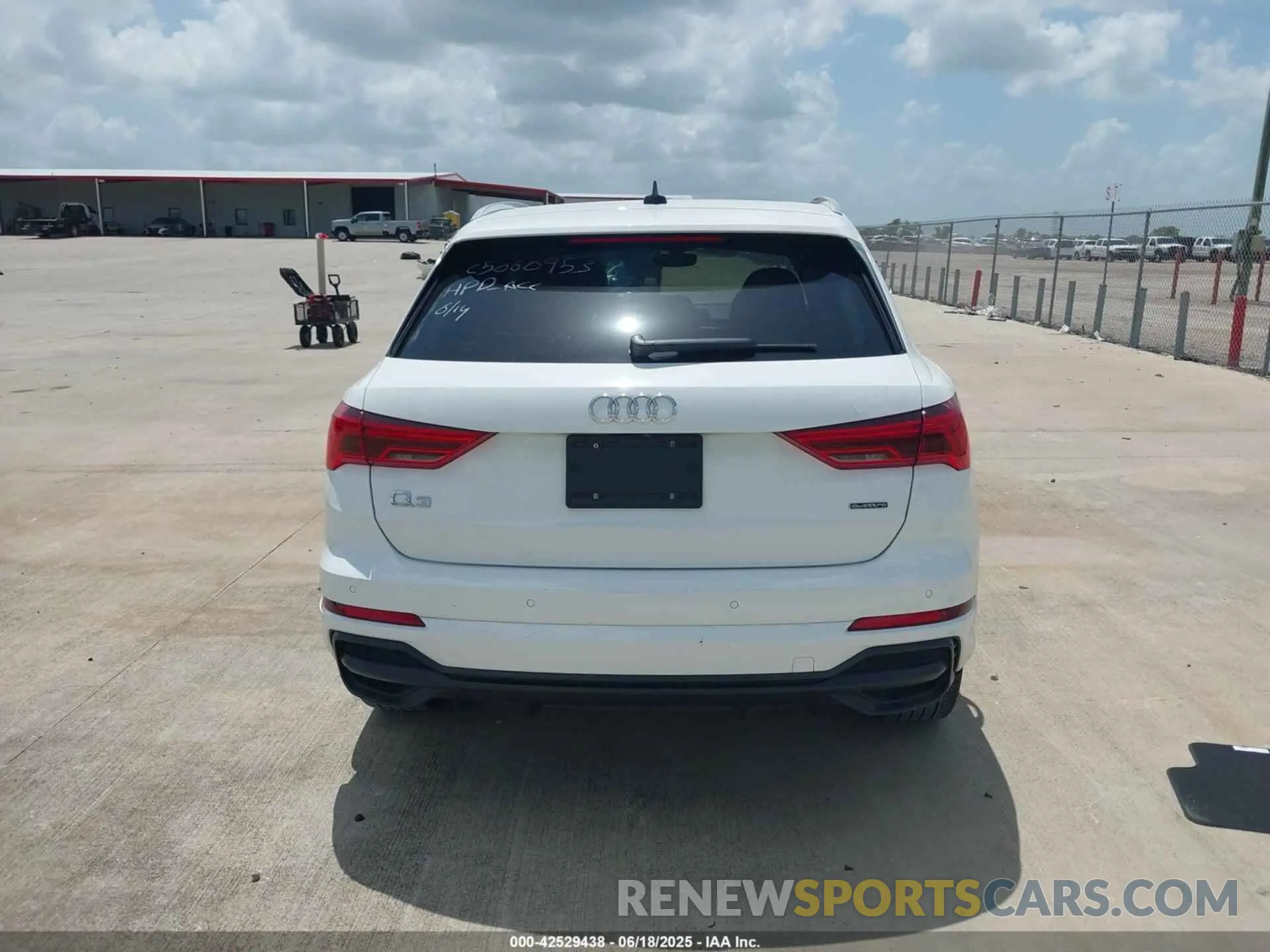 16 Photograph of a damaged car WA1EECF36M1007989 AUDI Q3 2021