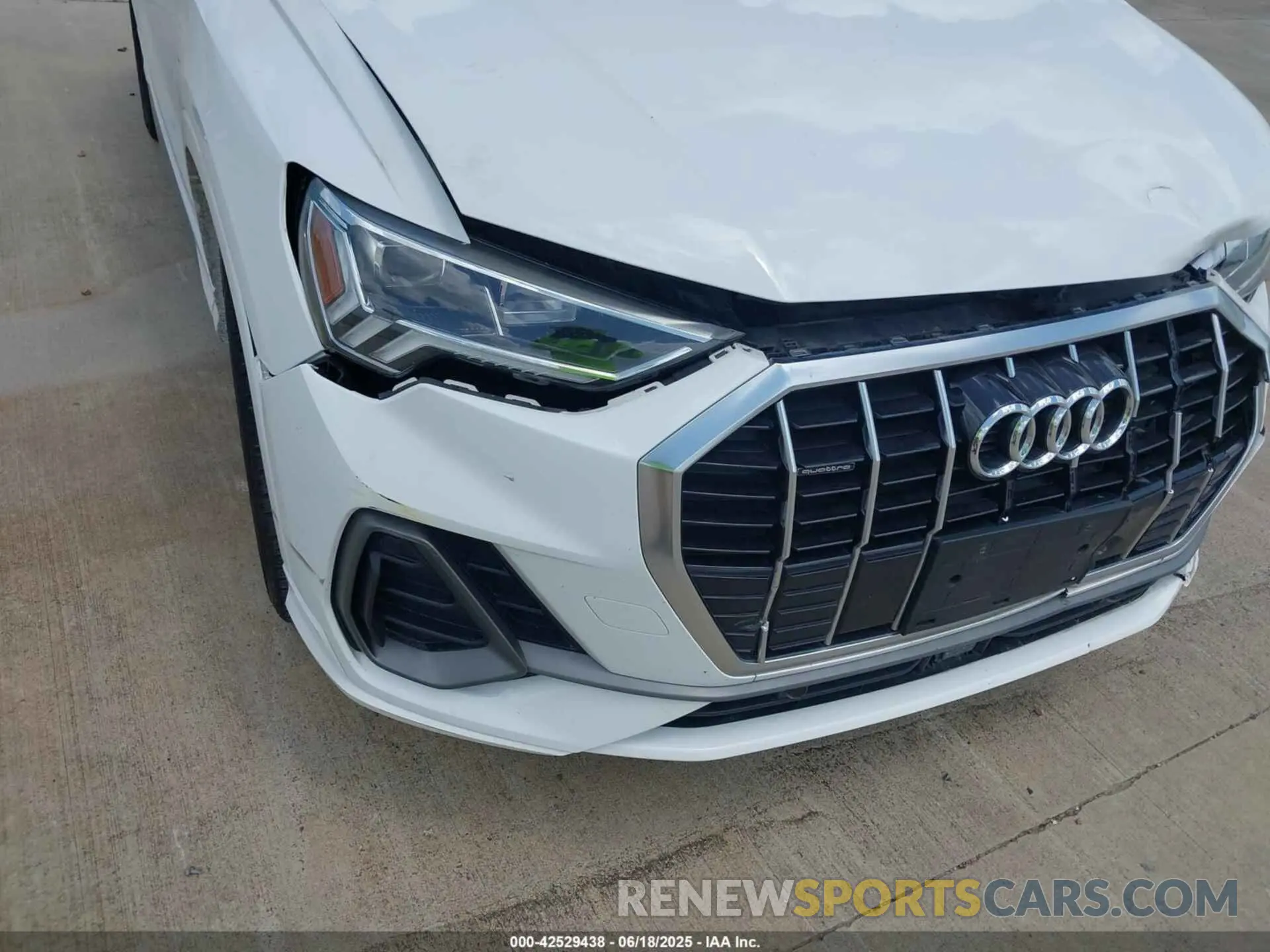 17 Photograph of a damaged car WA1EECF36M1007989 AUDI Q3 2021