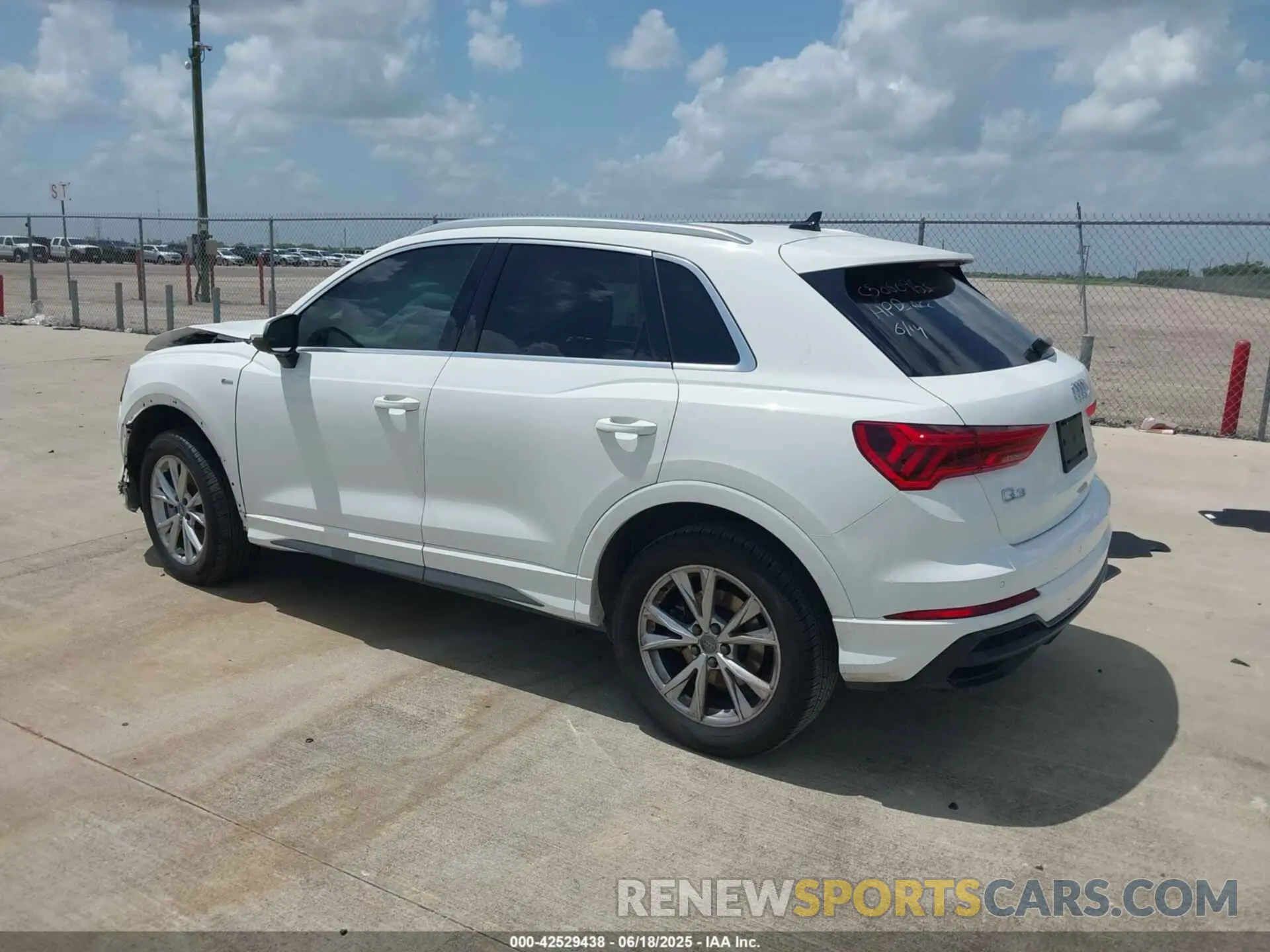 3 Photograph of a damaged car WA1EECF36M1007989 AUDI Q3 2021