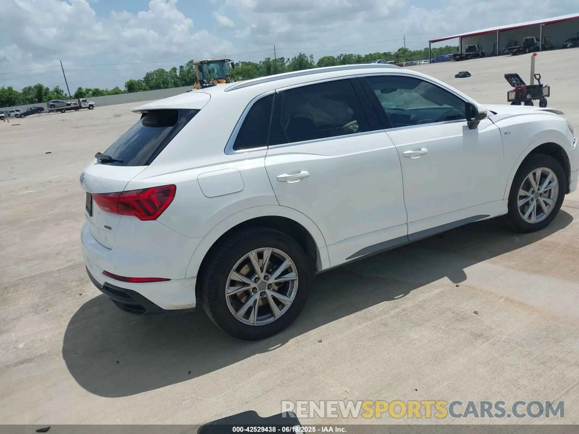 4 Photograph of a damaged car WA1EECF36M1007989 AUDI Q3 2021
