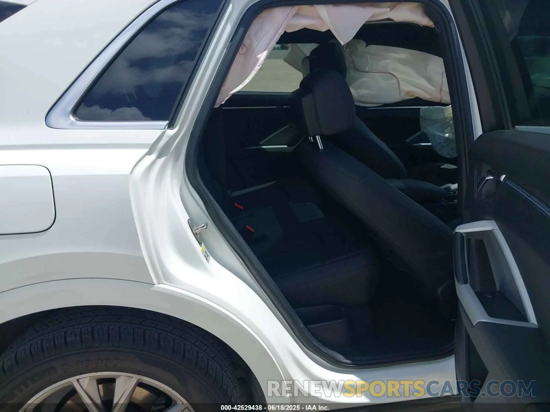 8 Photograph of a damaged car WA1EECF36M1007989 AUDI Q3 2021