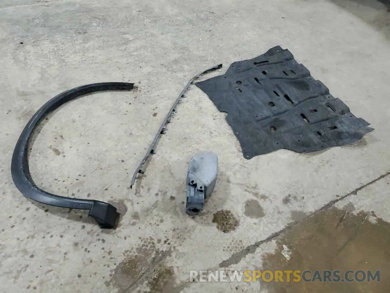 13 Photograph of a damaged car WA1EECF38M1026642 AUDI Q3 2021