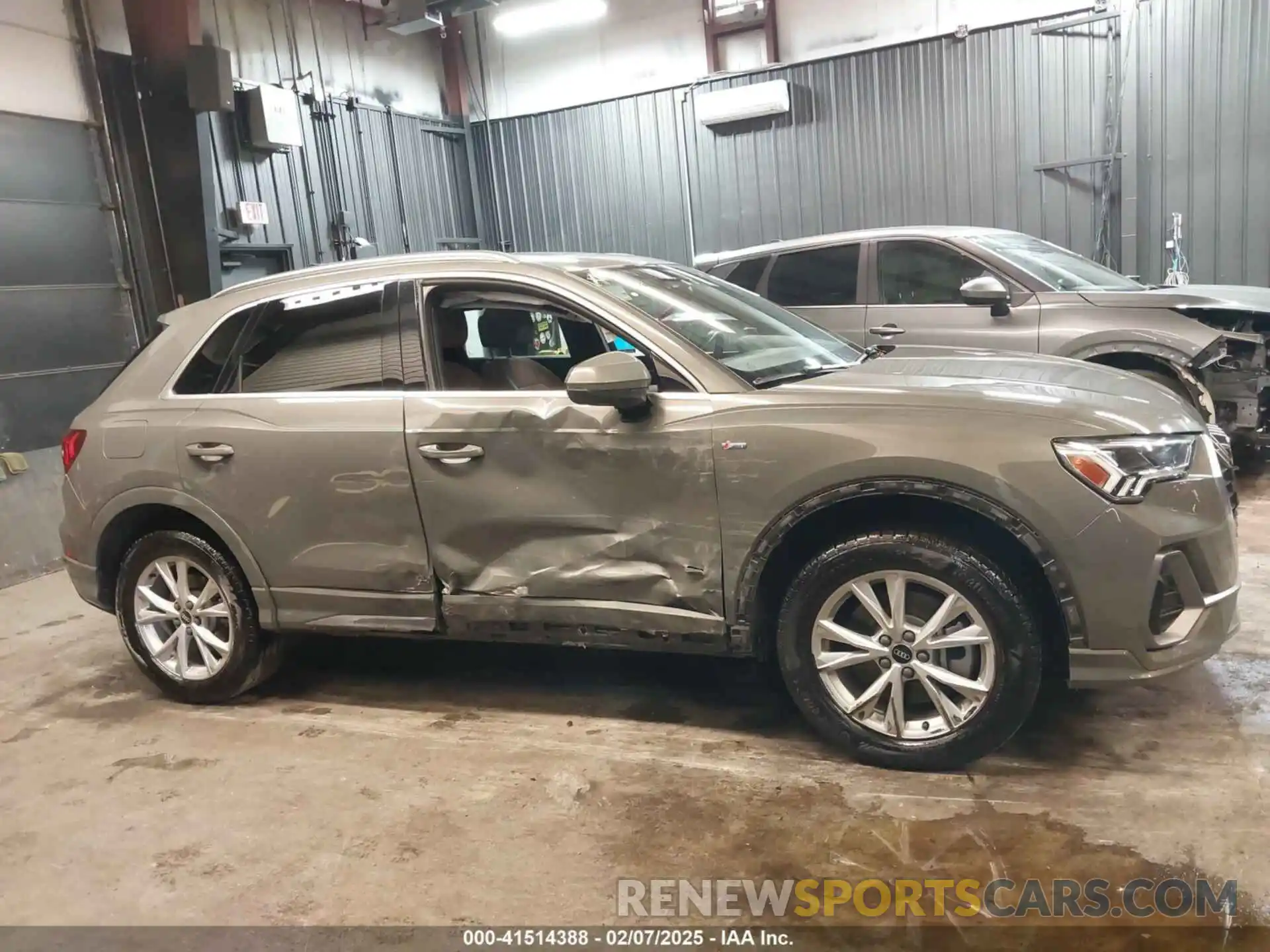 13 Photograph of a damaged car WA1EECF39M1030232 AUDI Q3 2021