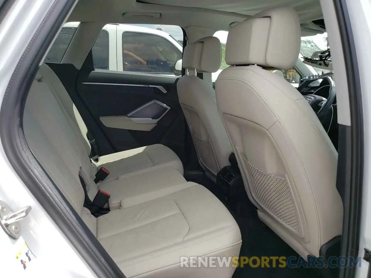 11 Photograph of a damaged car WA1AUCF31N1040787 AUDI Q3 2022