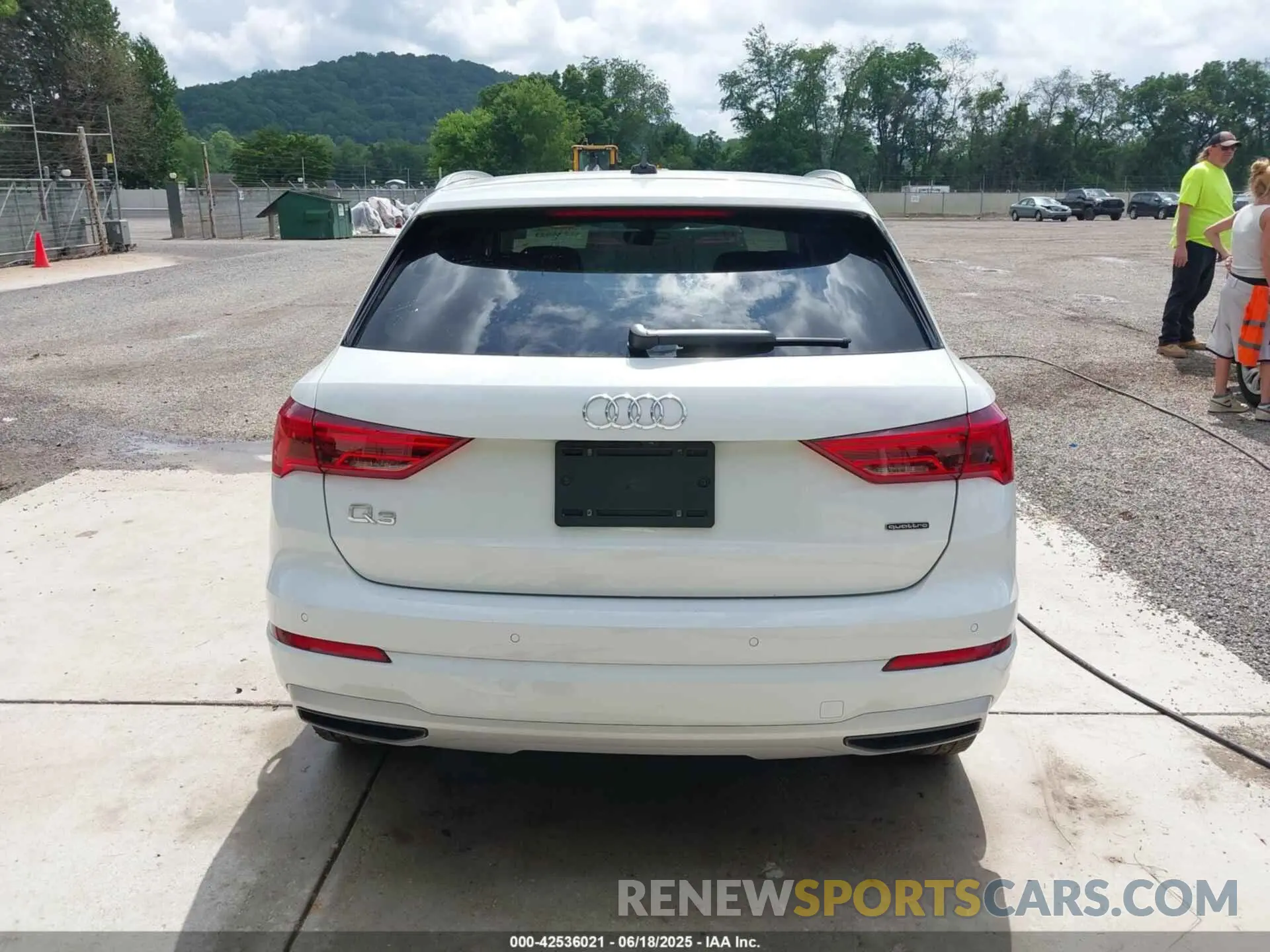 17 Photograph of a damaged car WA1BUCF36N1138119 AUDI Q3 2022