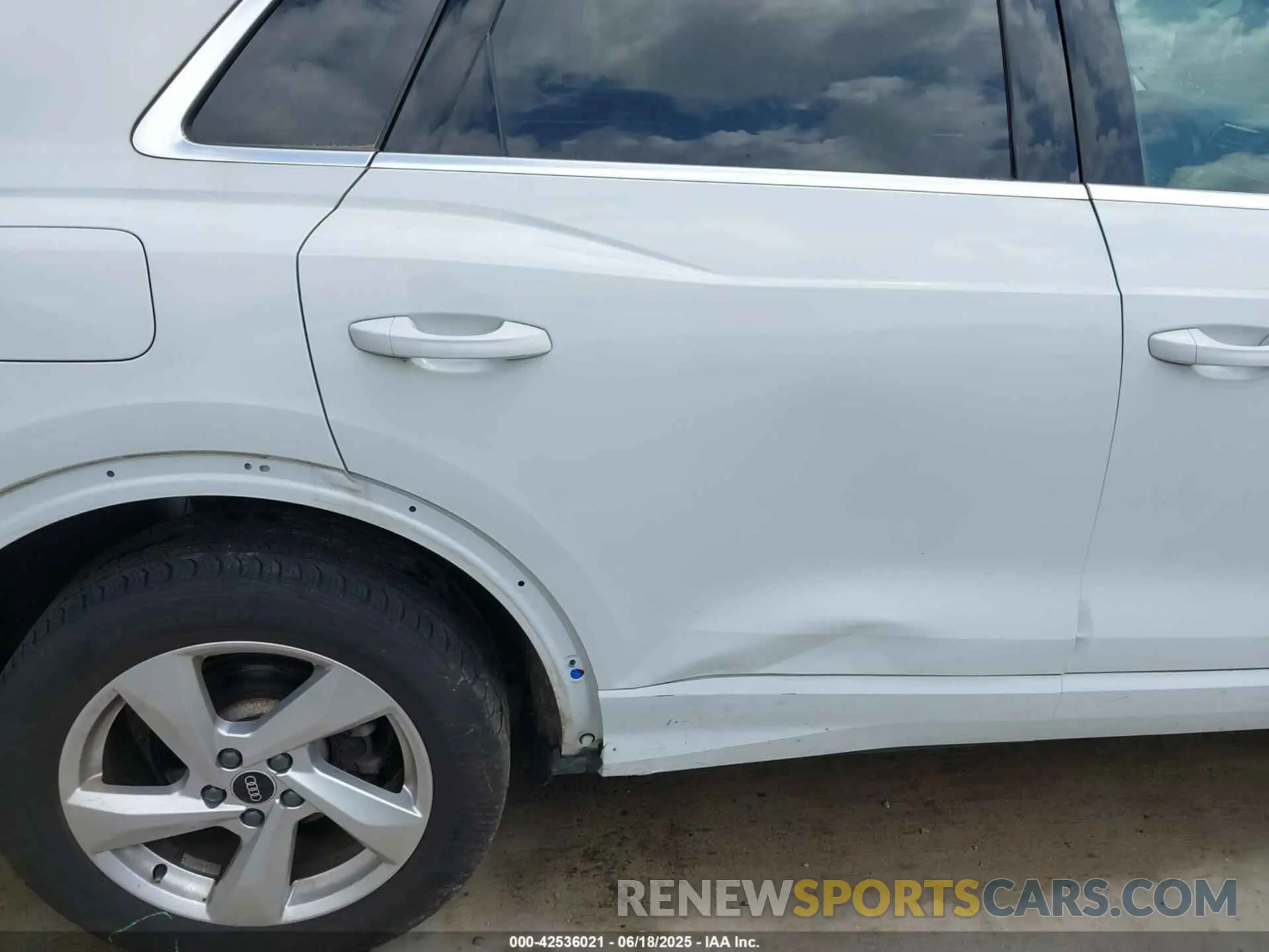19 Photograph of a damaged car WA1BUCF36N1138119 AUDI Q3 2022