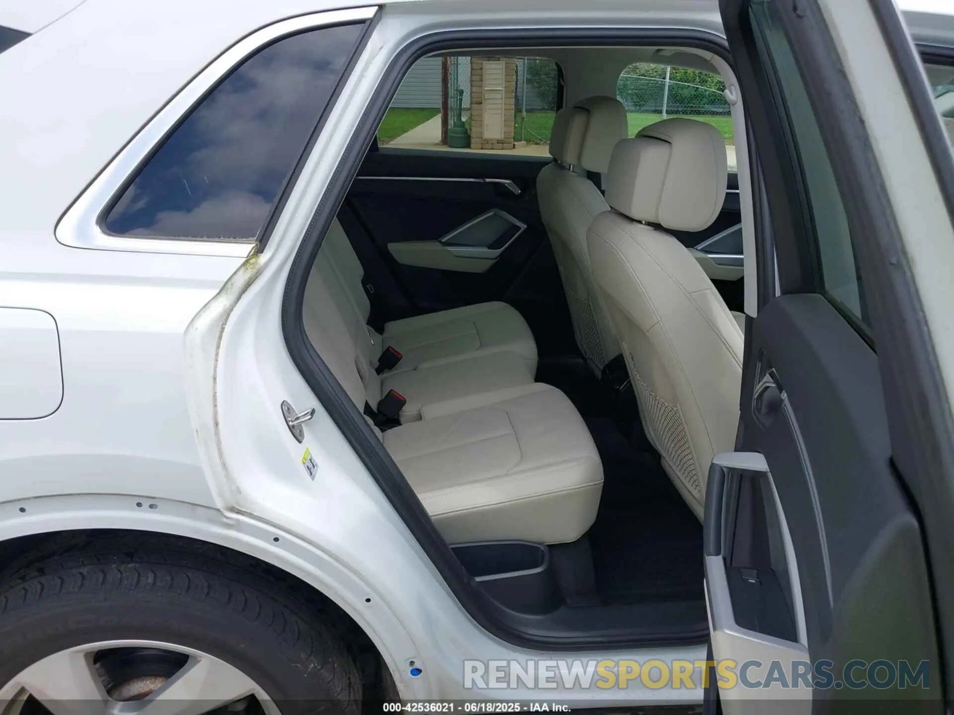 8 Photograph of a damaged car WA1BUCF36N1138119 AUDI Q3 2022