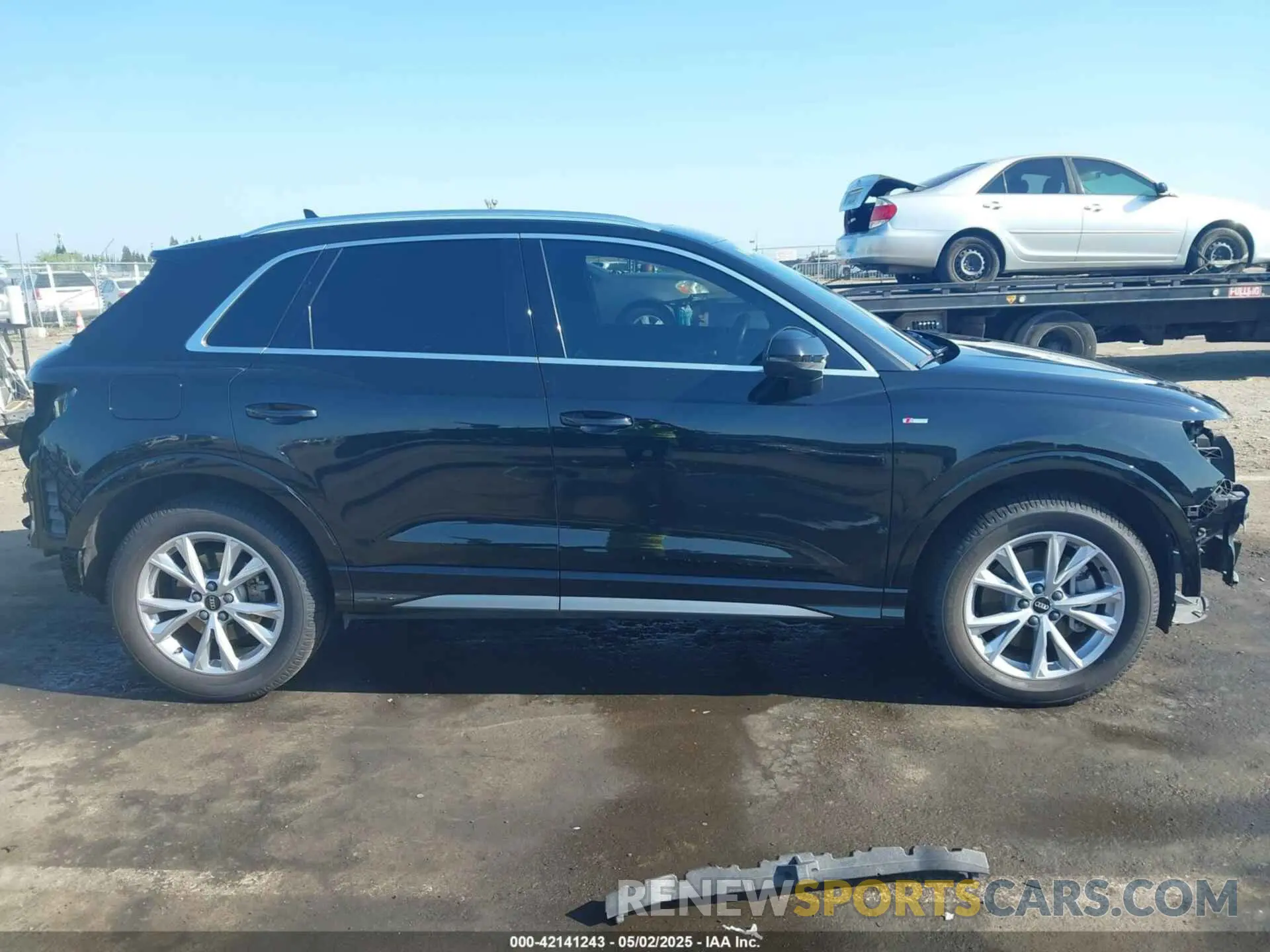 14 Photograph of a damaged car WA1DECF32N1022633 AUDI Q3 2022