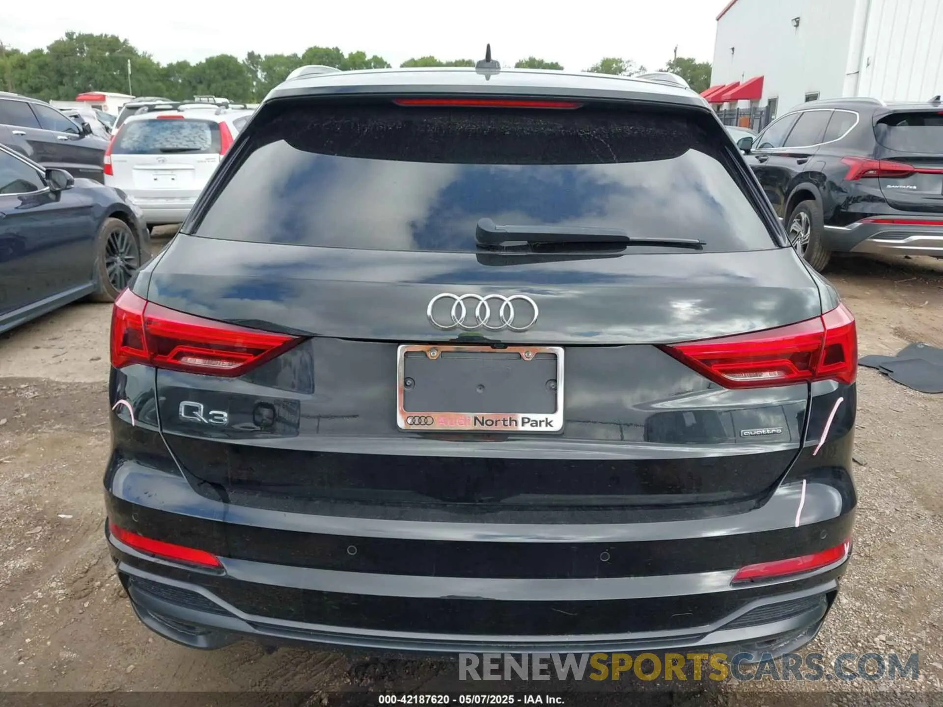 17 Photograph of a damaged car WA1DECF37N1125014 AUDI Q3 2022