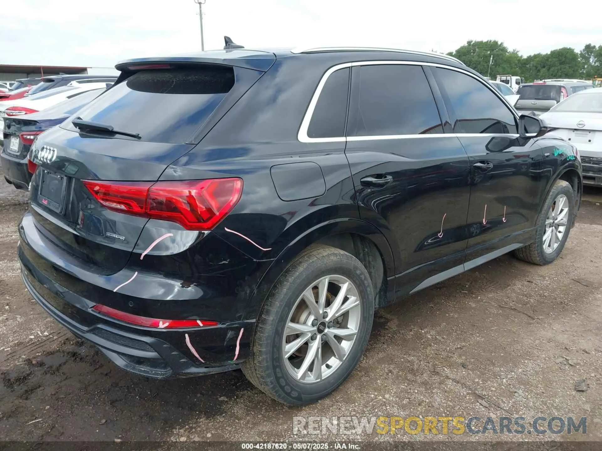 4 Photograph of a damaged car WA1DECF37N1125014 AUDI Q3 2022