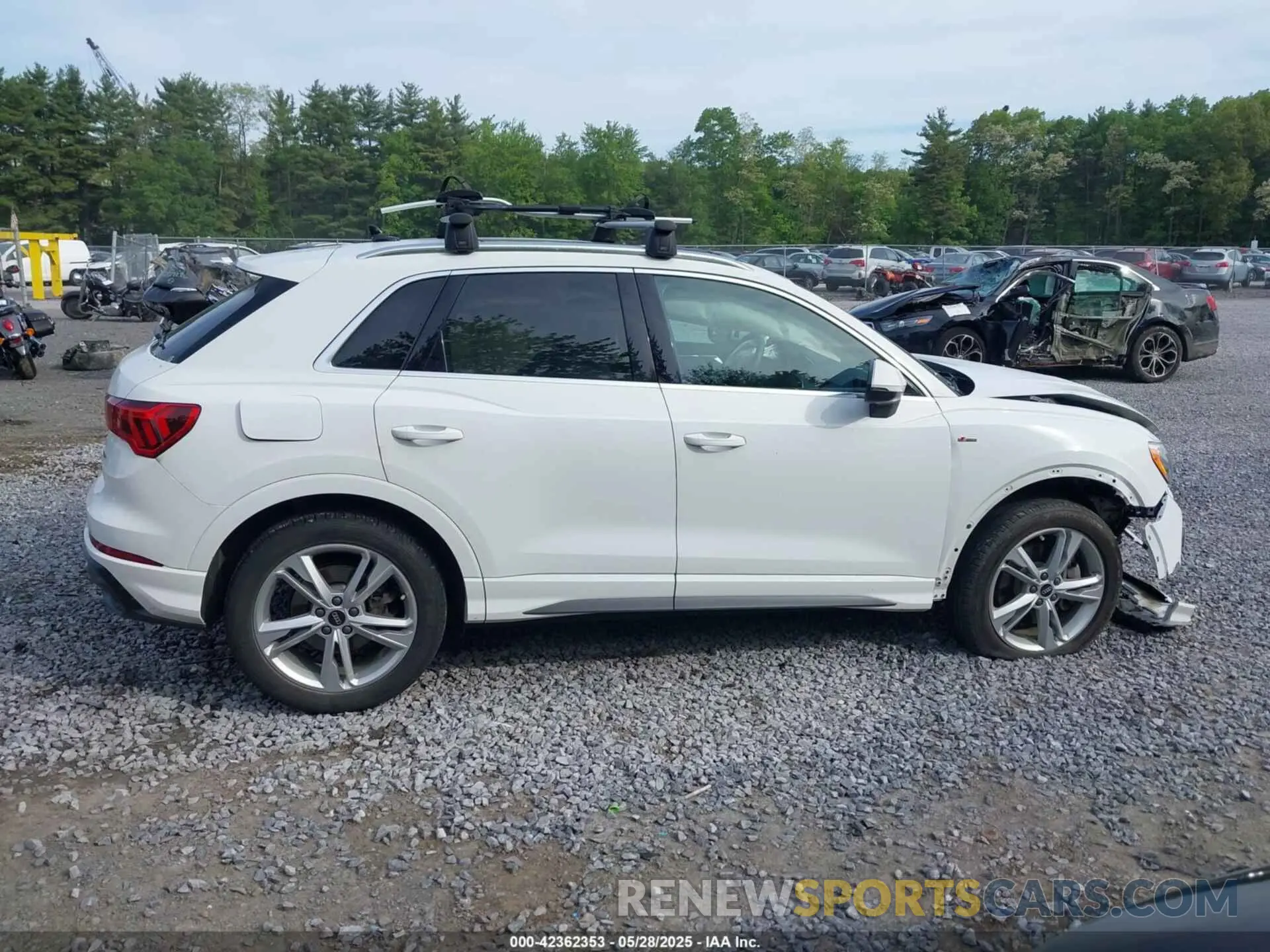13 Photograph of a damaged car WA1DECF38N1058326 AUDI Q3 2022