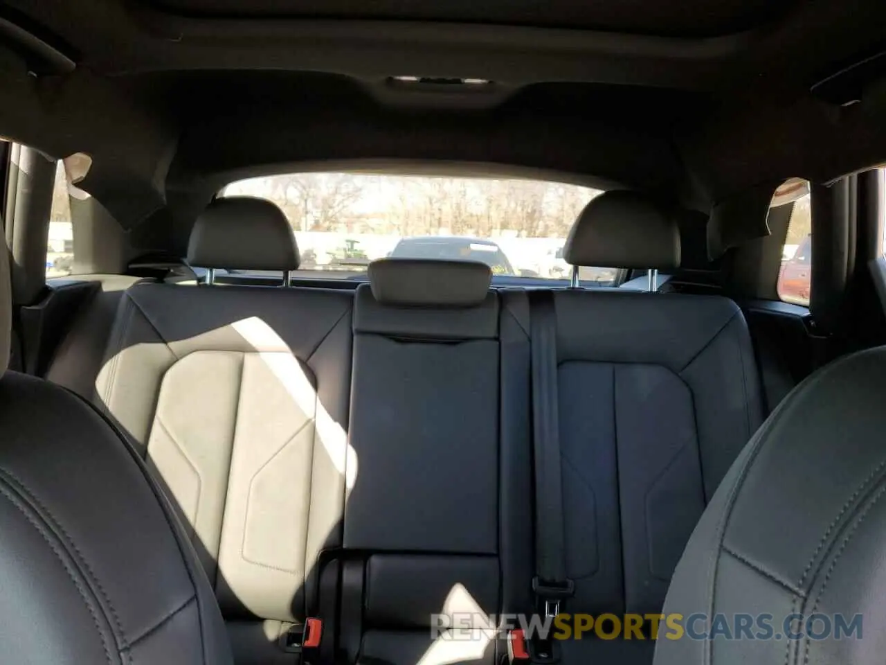 10 Photograph of a damaged car WA1DECF39N1022404 AUDI Q3 2022