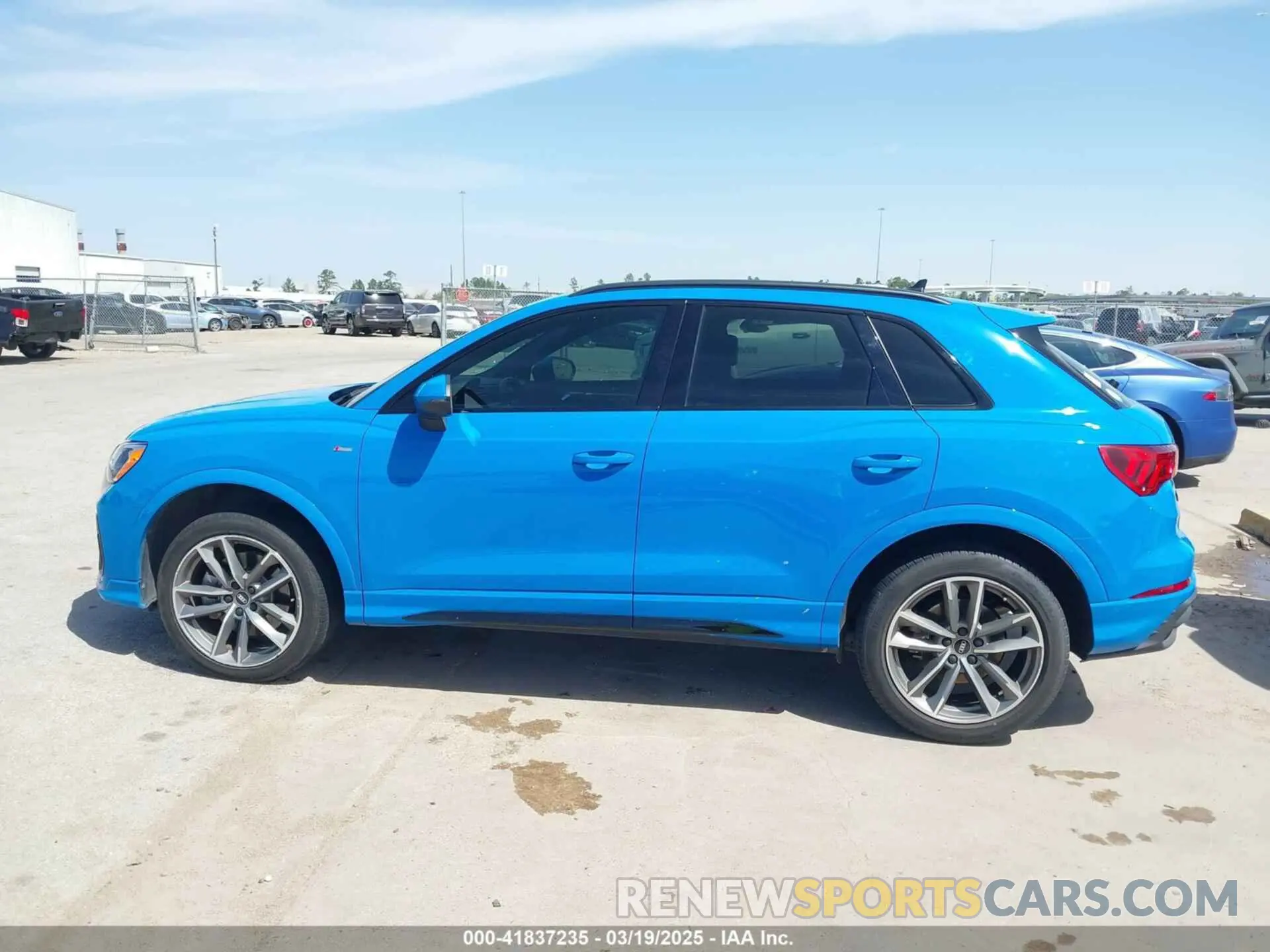 14 Photograph of a damaged car WA1DECF3XN1007622 AUDI Q3 2022