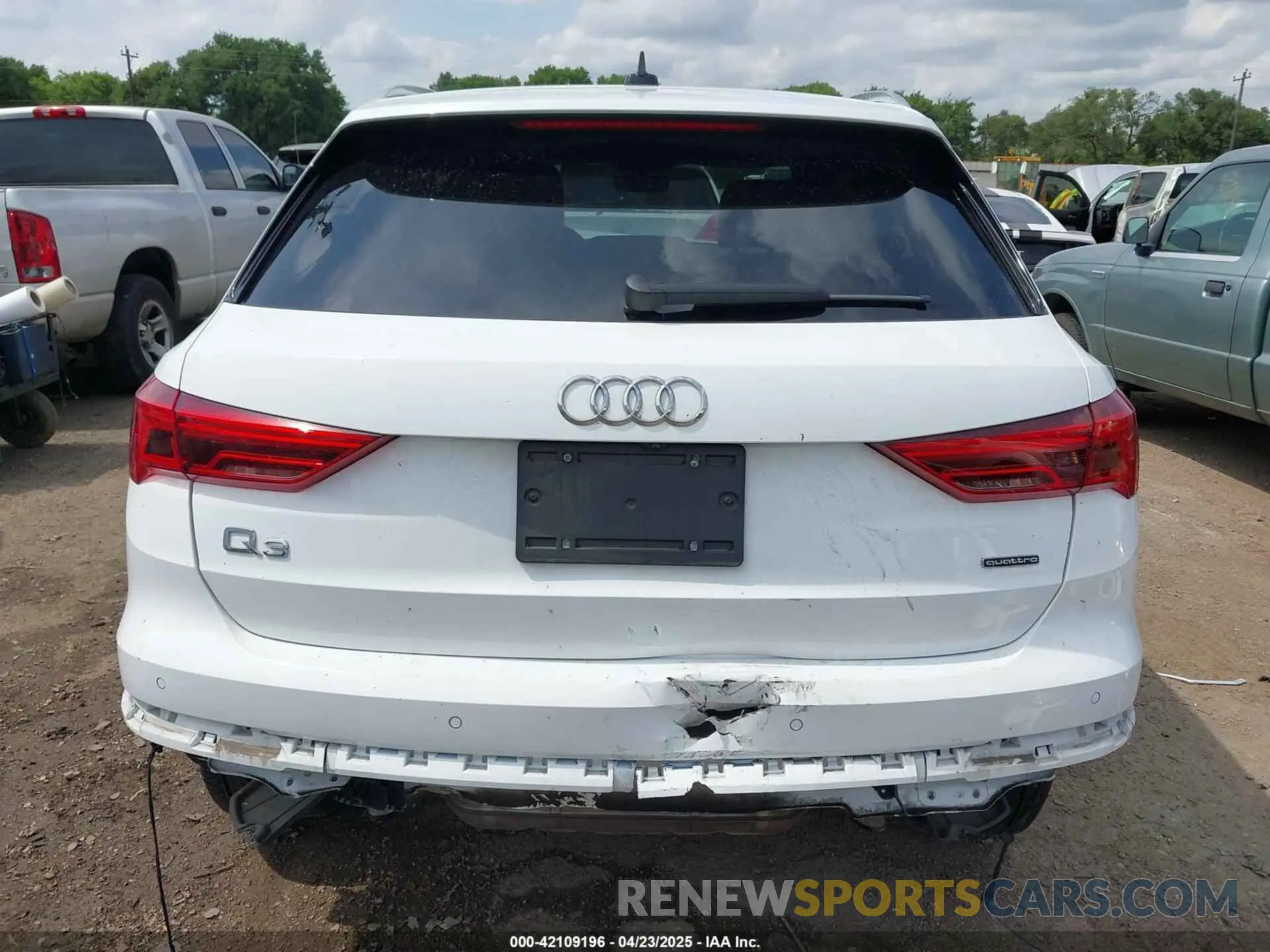 16 Photograph of a damaged car WA1EECF31N1033739 AUDI Q3 2022