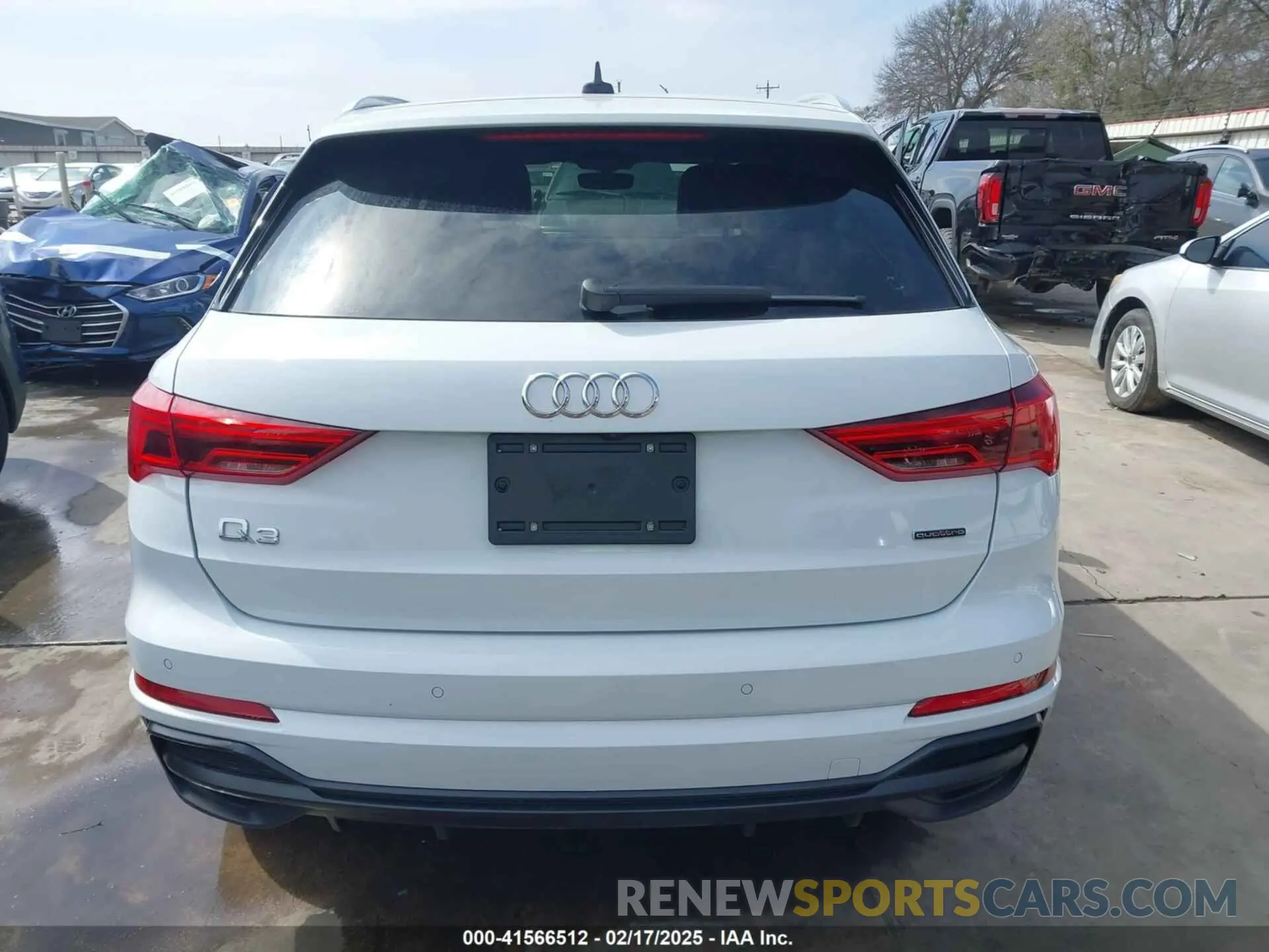 17 Photograph of a damaged car WA1EECF31N1071519 AUDI Q3 2022