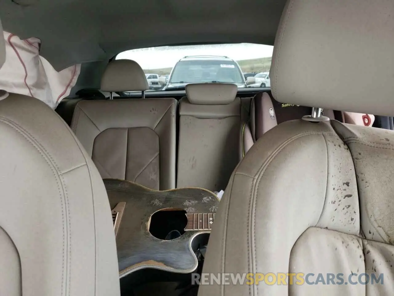 10 Photograph of a damaged car WA1EECF32N1030039 AUDI Q3 2022