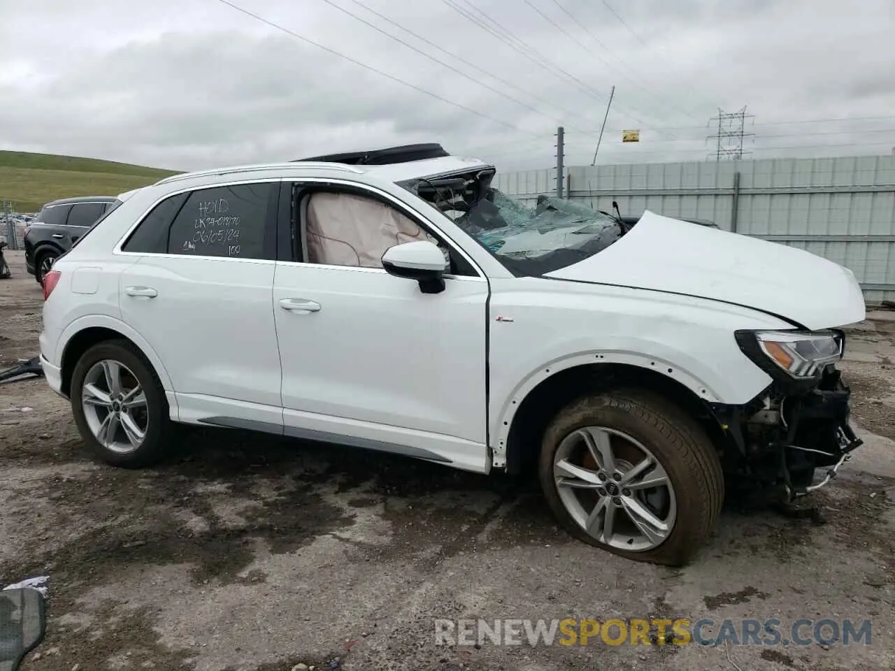 4 Photograph of a damaged car WA1EECF32N1030039 AUDI Q3 2022