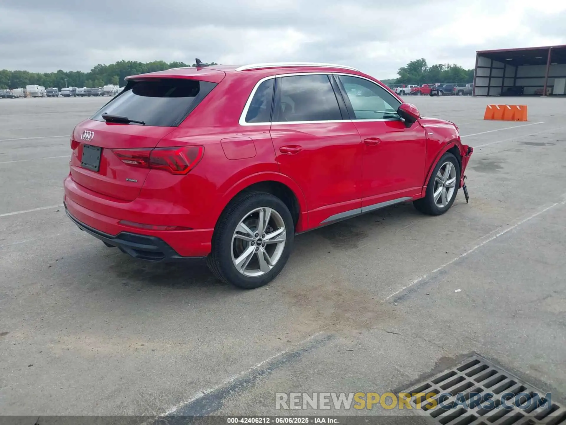 4 Photograph of a damaged car WA1EECF33N1048355 AUDI Q3 2022