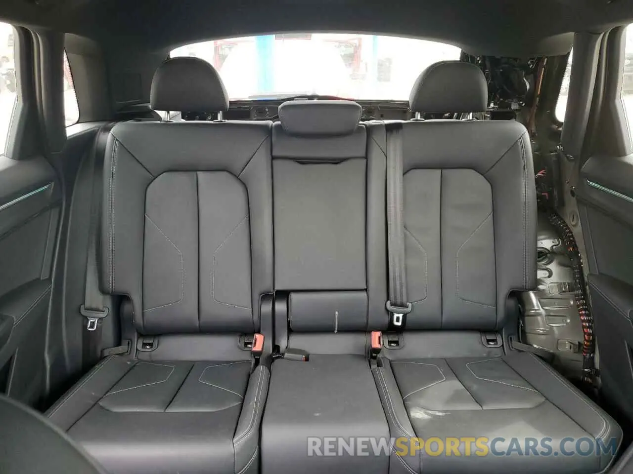 10 Photograph of a damaged car WA1EECF33N1054639 AUDI Q3 2022