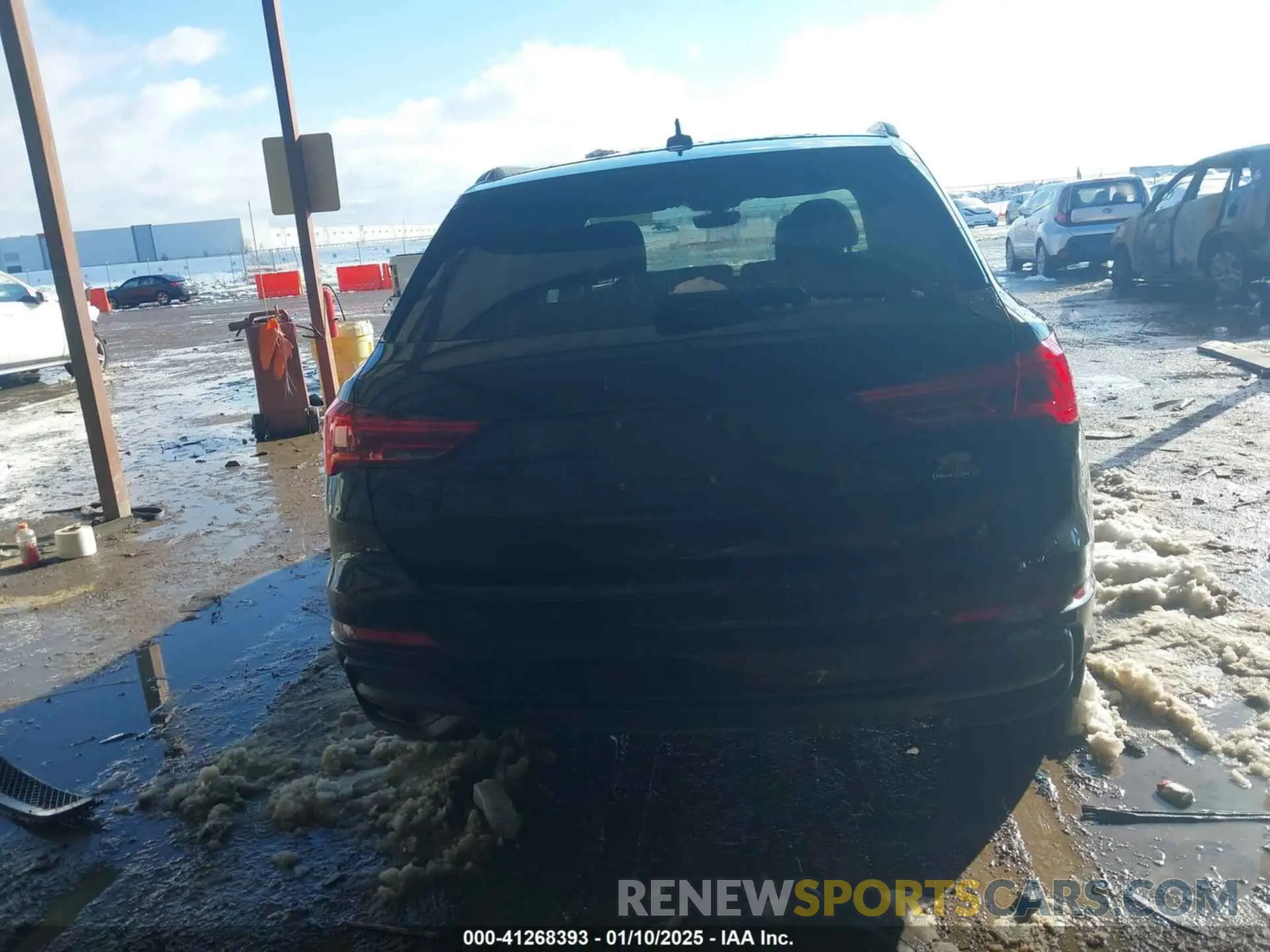 17 Photograph of a damaged car WA1EECF35N1006124 AUDI Q3 2022