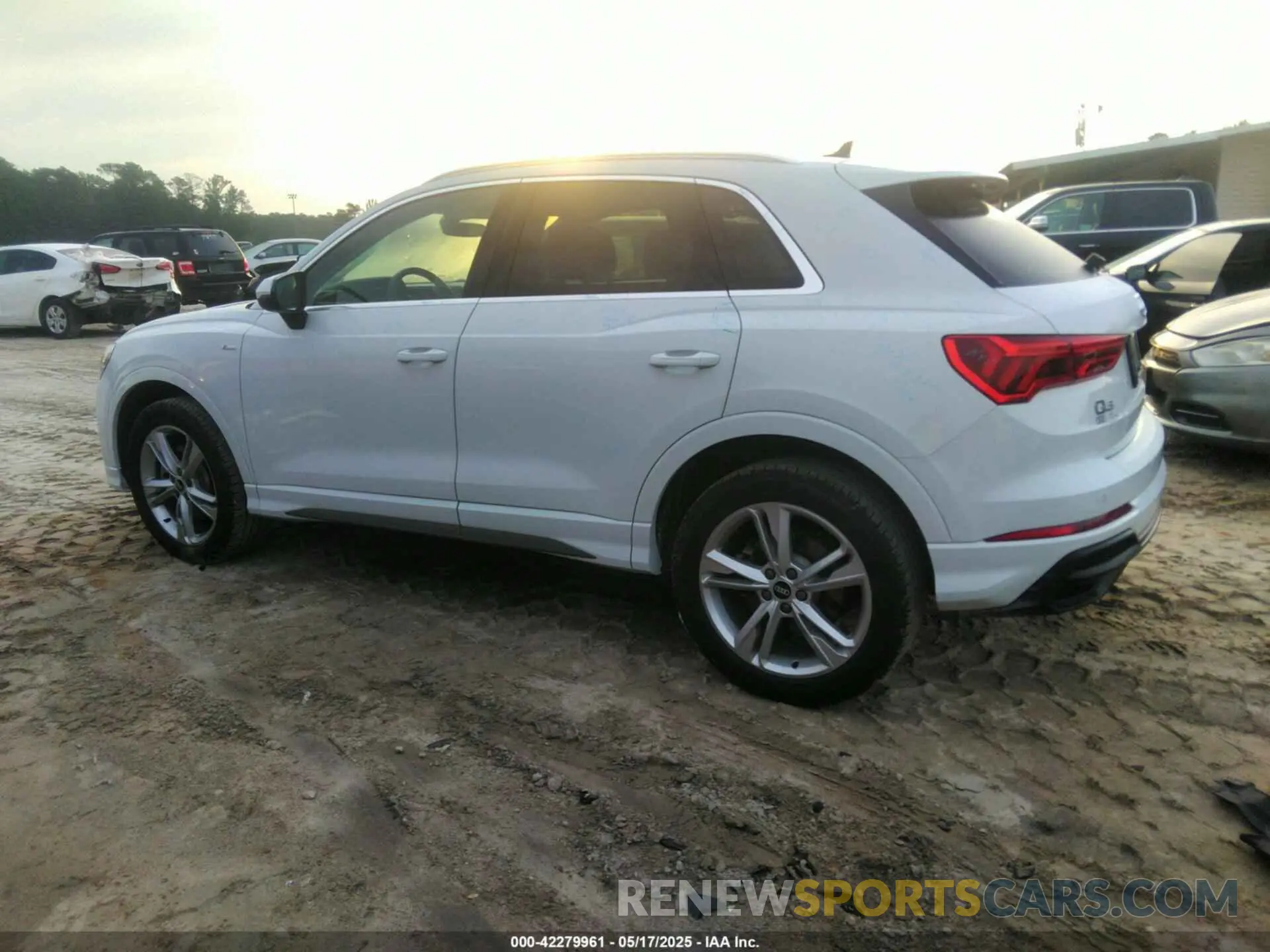 14 Photograph of a damaged car WA1EECF35N1035137 AUDI Q3 2022