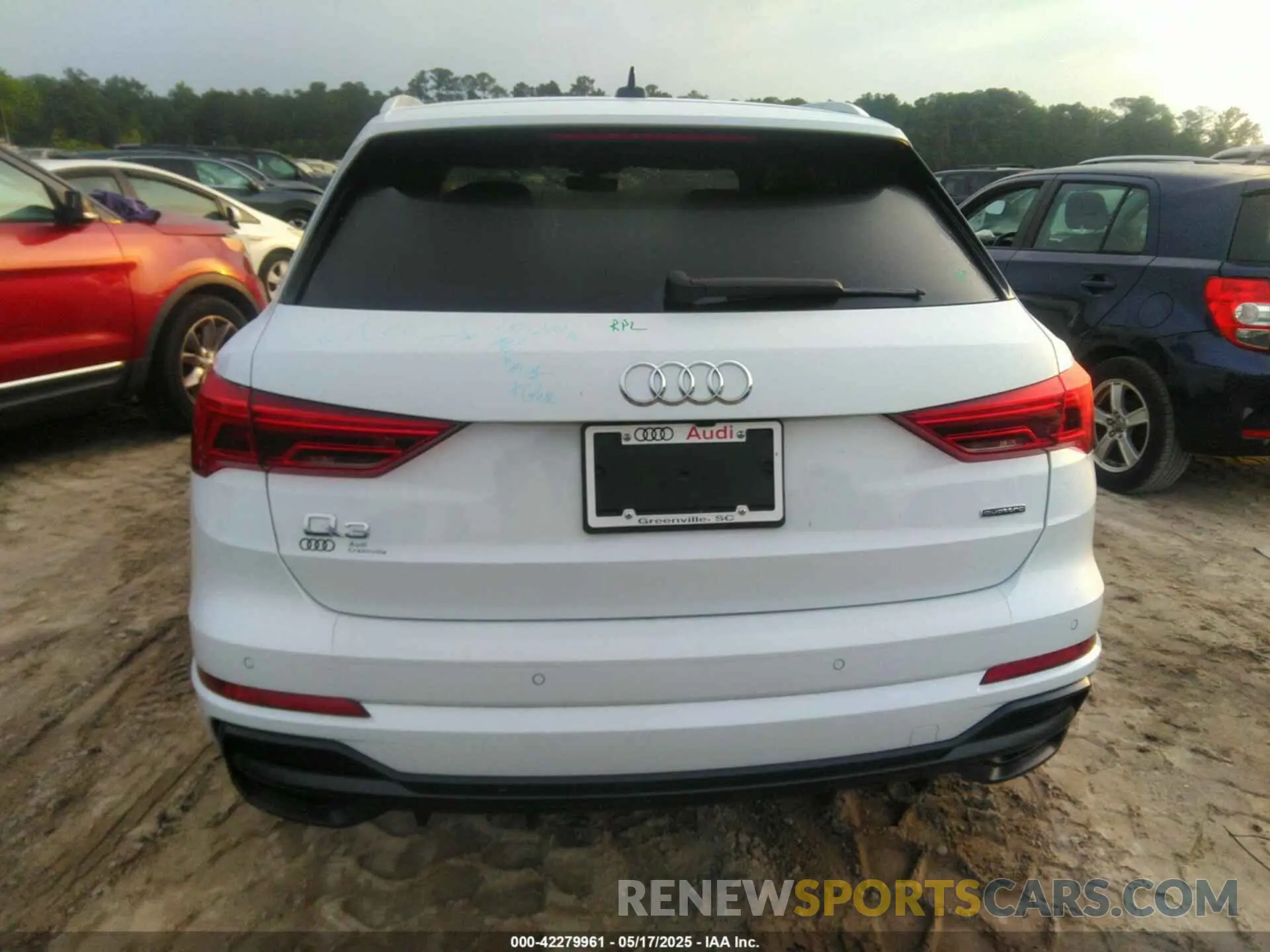16 Photograph of a damaged car WA1EECF35N1035137 AUDI Q3 2022