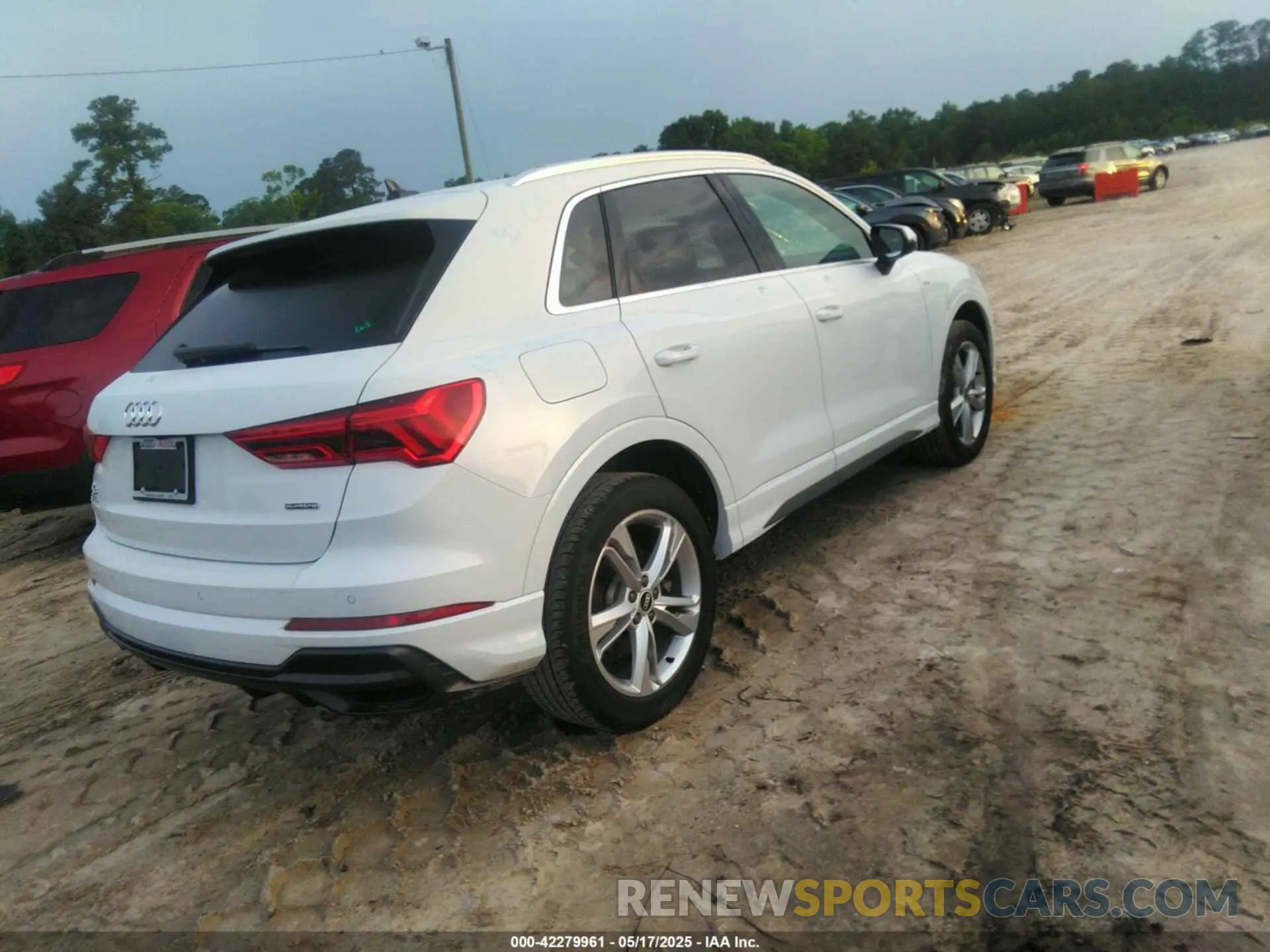 4 Photograph of a damaged car WA1EECF35N1035137 AUDI Q3 2022